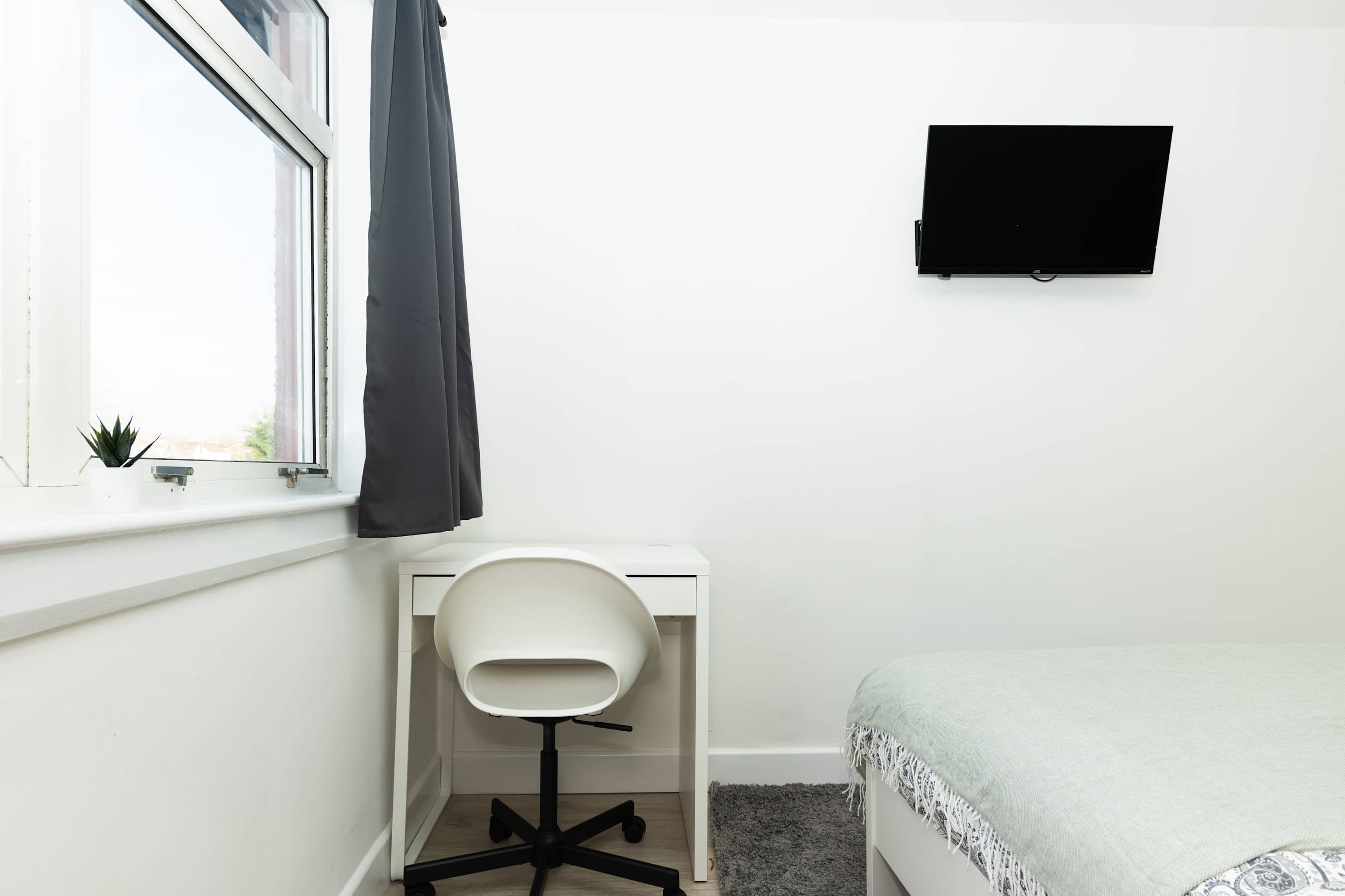 Parking - Wi-Fi -Near Falkirk & Stirling -Sleeps 6 in High Street 24 FK4 1DA - Property image 8 - VivreStays