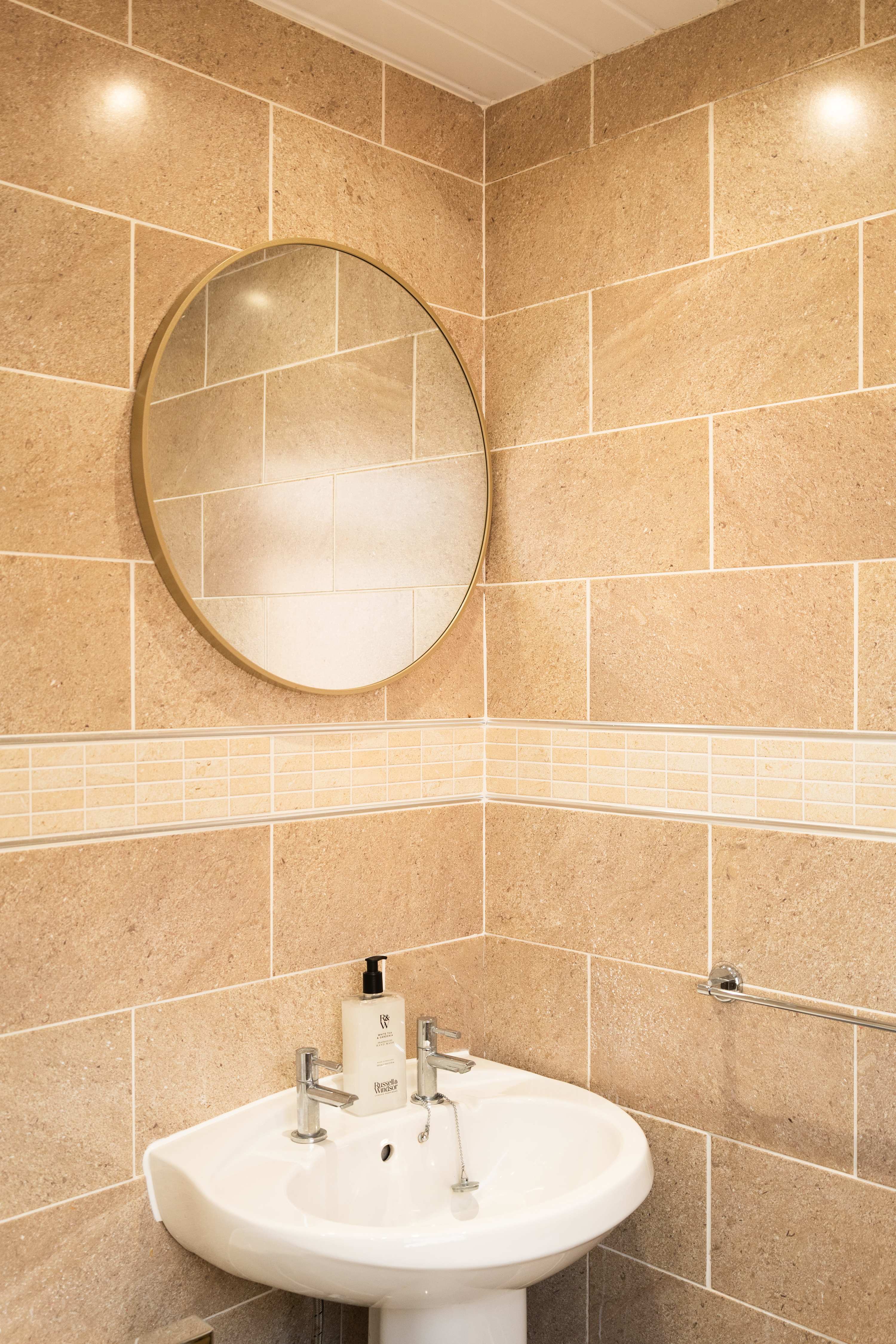 Parking - Wi-Fi -Near Falkirk & Stirling -Sleeps 6 in High Street 24 FK4 1DA - Property image 27 - VivreStays