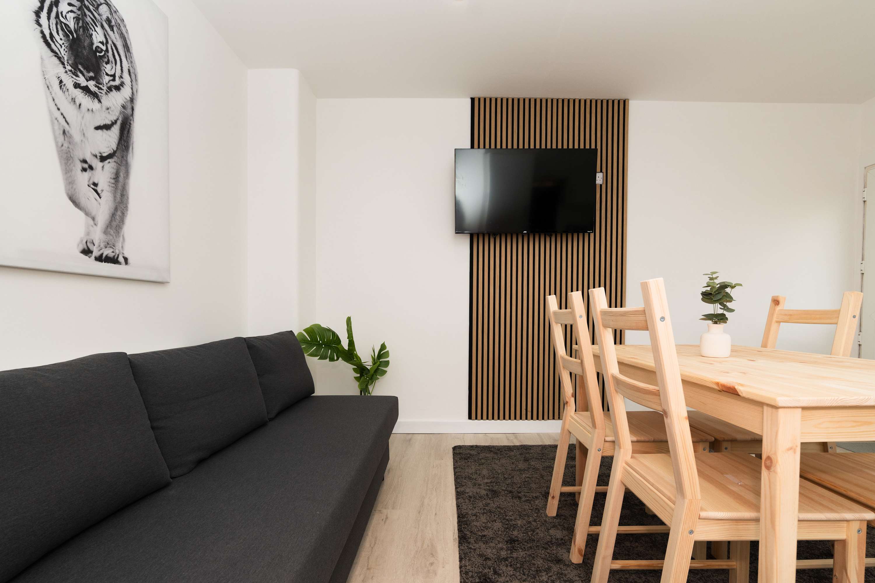 Parking - Wi-Fi -Near Falkirk & Stirling -Sleeps 6 in High Street 24 FK4 1DA - Property image 34 - VivreStays