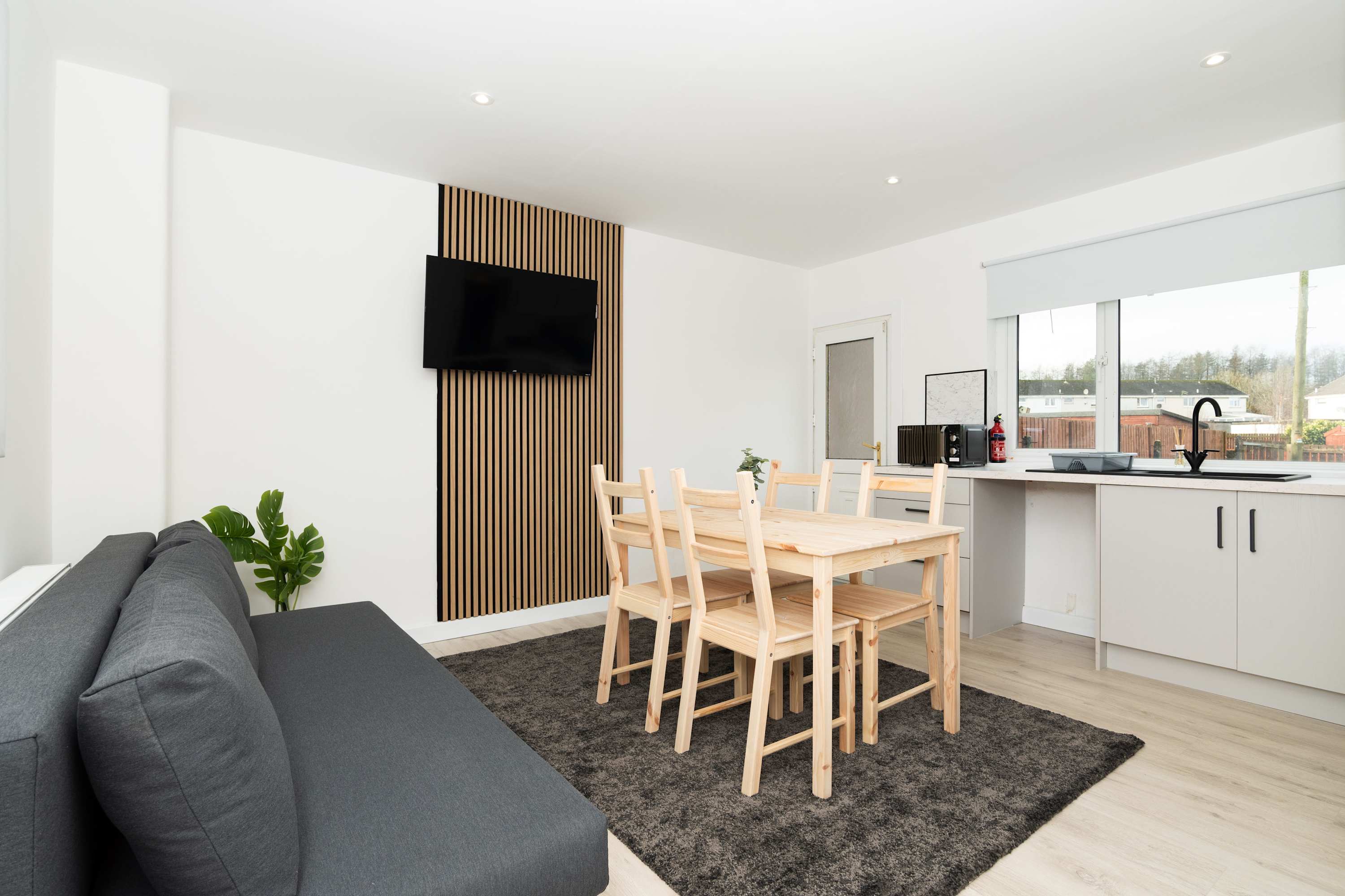 Parking - Wi-Fi -Near Falkirk & Stirling -Sleeps 6 in High Street 24 FK4 1DA - Property image 2 - VivreStays