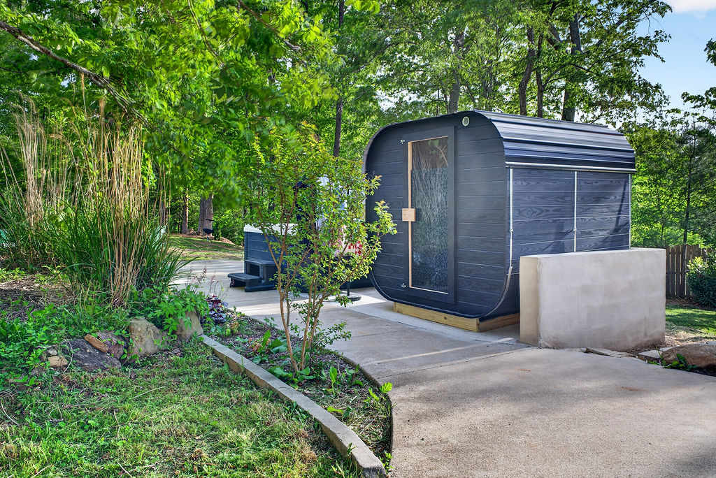 Outdoor Games • Hot Tub • Firepit • Grill • Sauna 5