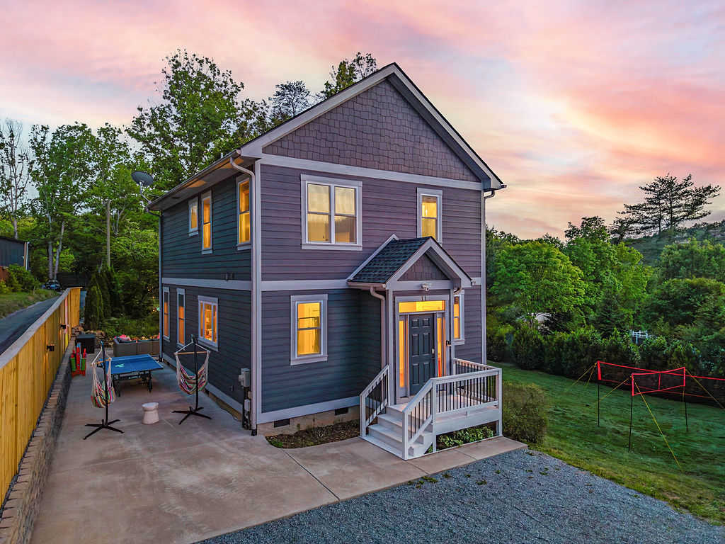 Outdoor Games • Hot Tub • Firepit • Grill • Sauna 6