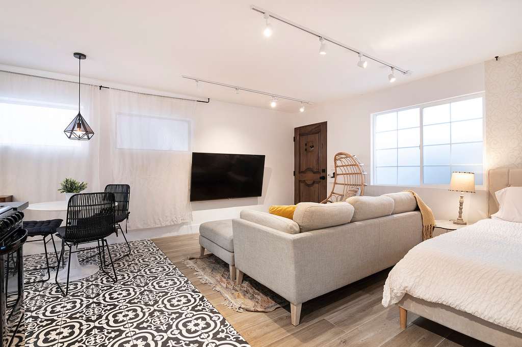 Central LA Apartment · Near Beverly Hills