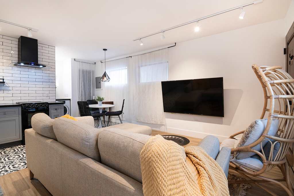 Central LA Apartment · Near Beverly Hills