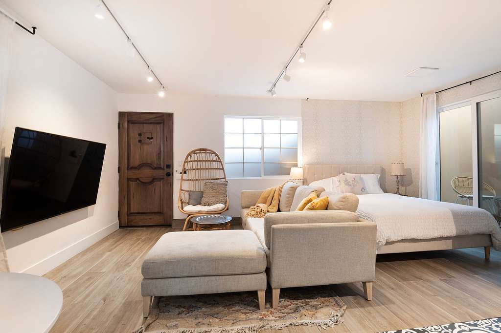 Central LA Apartment · Near Beverly Hills