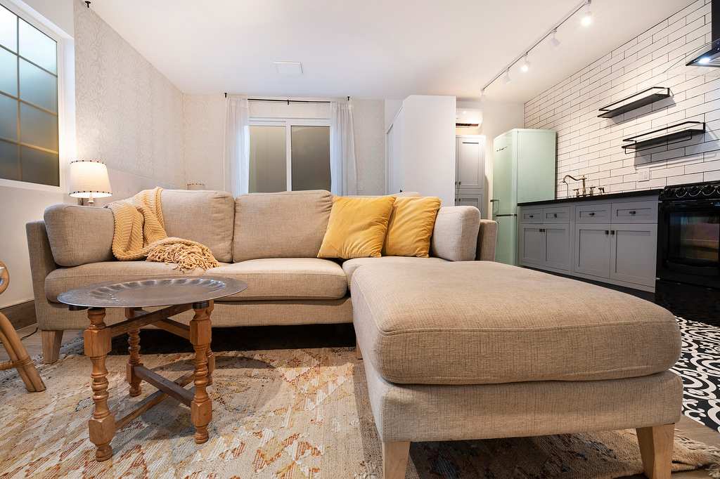Central LA Apartment · Near Beverly Hills