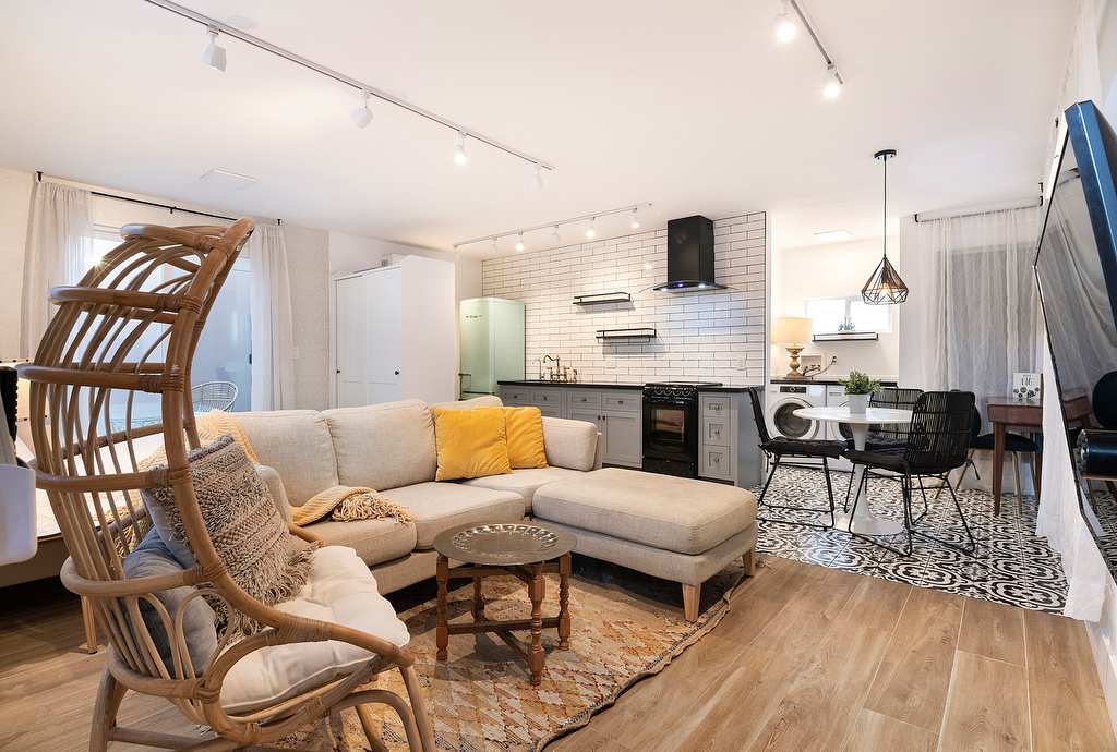Central LA Apartment · Near Beverly Hills
