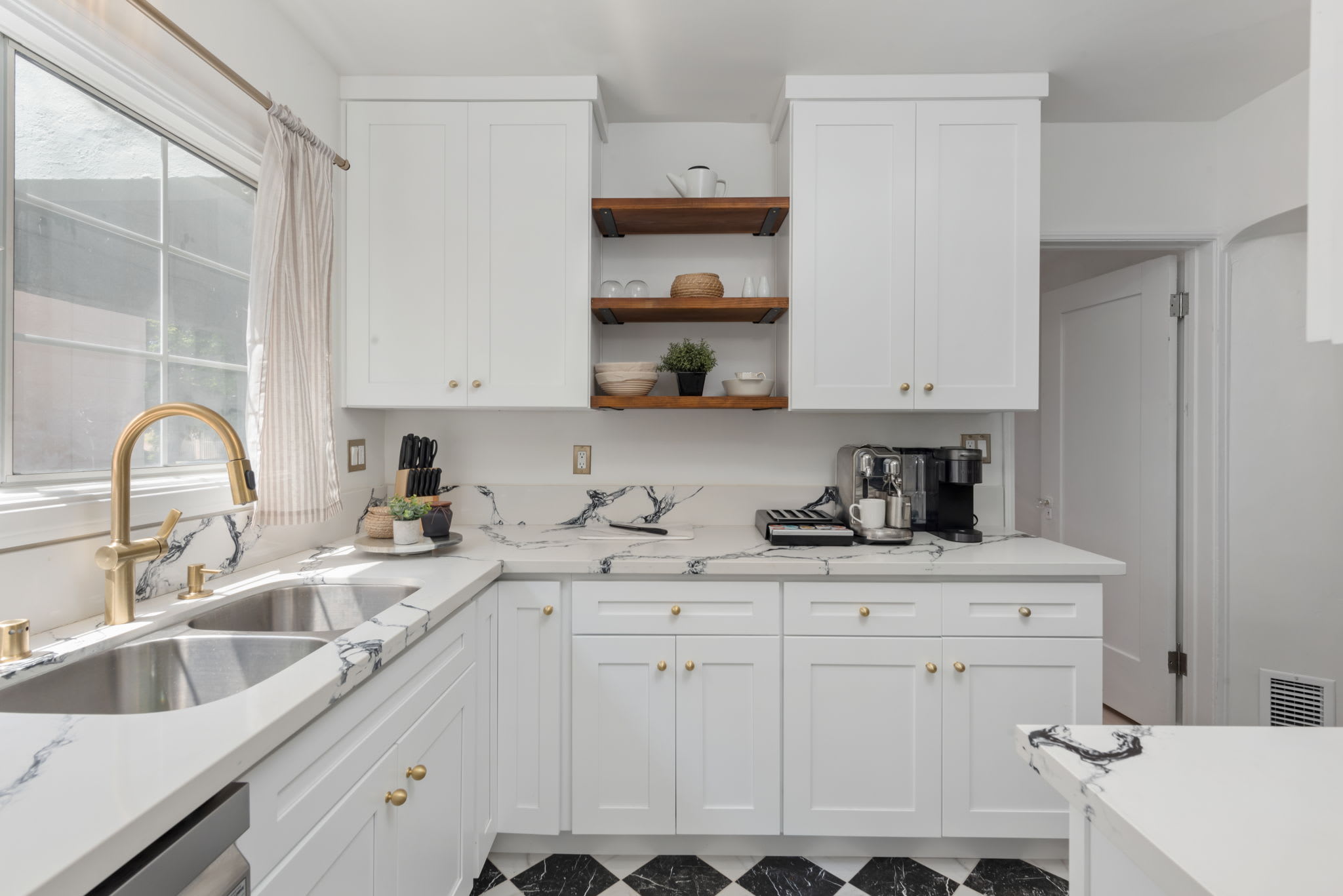 Remodeled Pico-Robertson Apt · 3BR + Parking