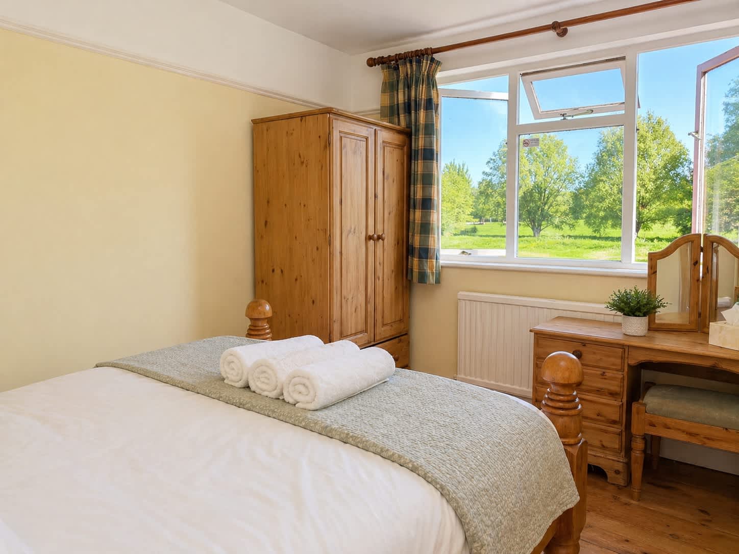 View The Boat Hole - Riverside Living in Cambridge in Water Street 20 CB4 1PA The Boat Hole - Riverside Living in Cambridge in Water Street 20 CB4 1PA - Property image 7 - VivreStays
