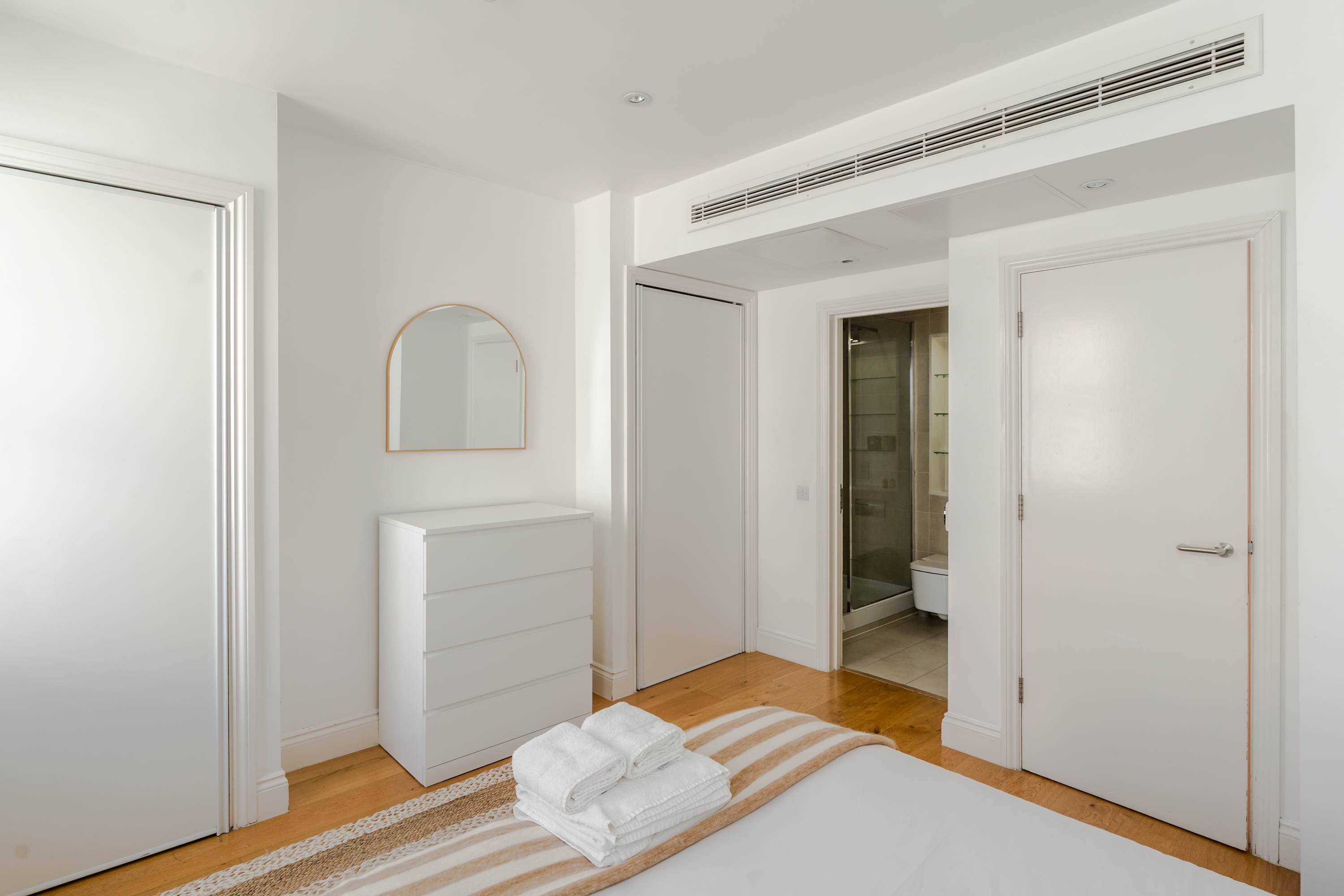 View 3-Bed Flat Near Oxford Circus - Sleeps 6 in Evelyn Yard, 3 W1T 3-Bed Flat Near Oxford Circus - Sleeps 6 in Evelyn Yard, 3 W1T - Property image 20 - VivreStays