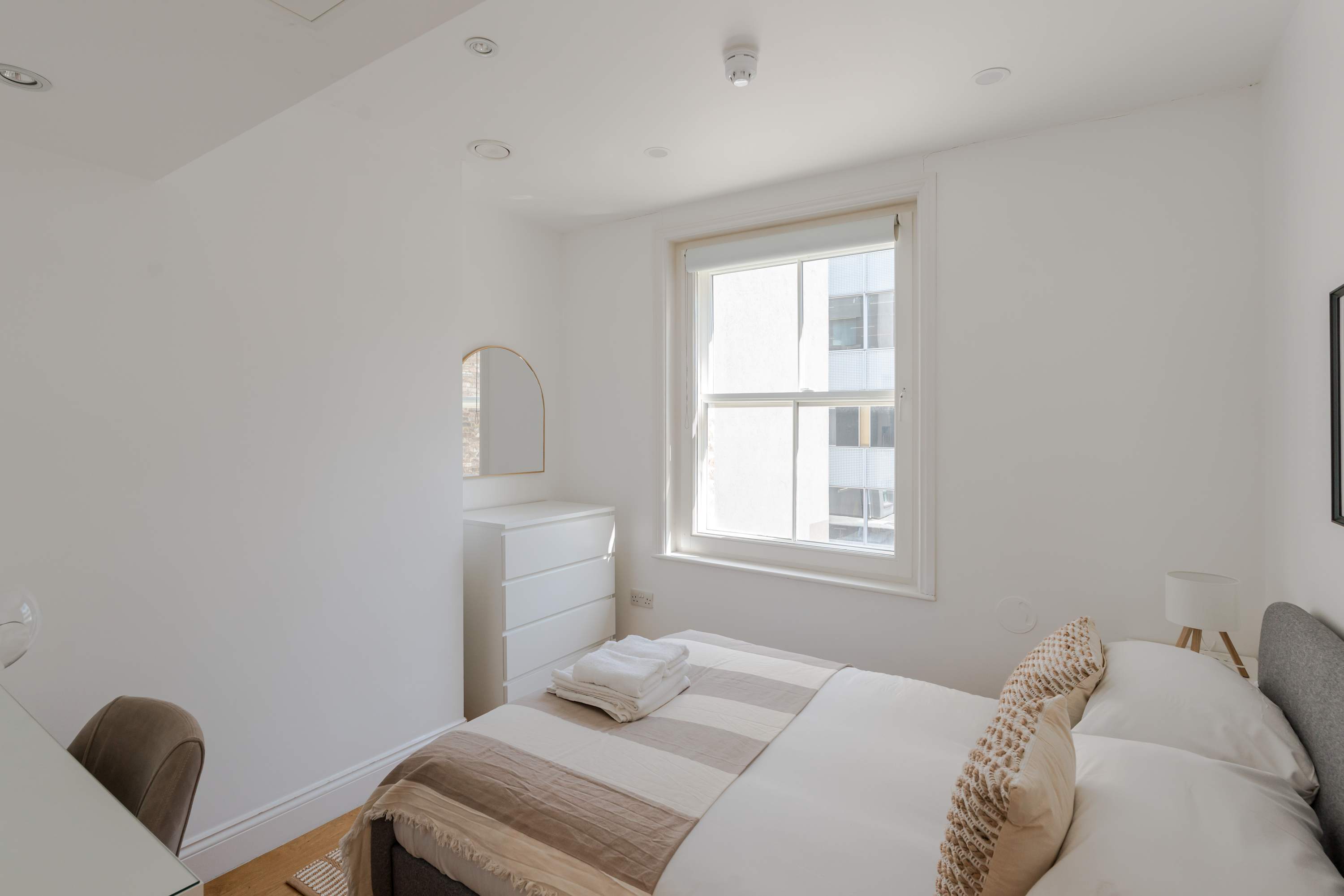 View 3-Bed Flat Near Oxford Circus - Sleeps 6 in Evelyn Yard, 3 W1T 3-Bed Flat Near Oxford Circus - Sleeps 6 in Evelyn Yard, 3 W1T - Property image 12 - VivreStays