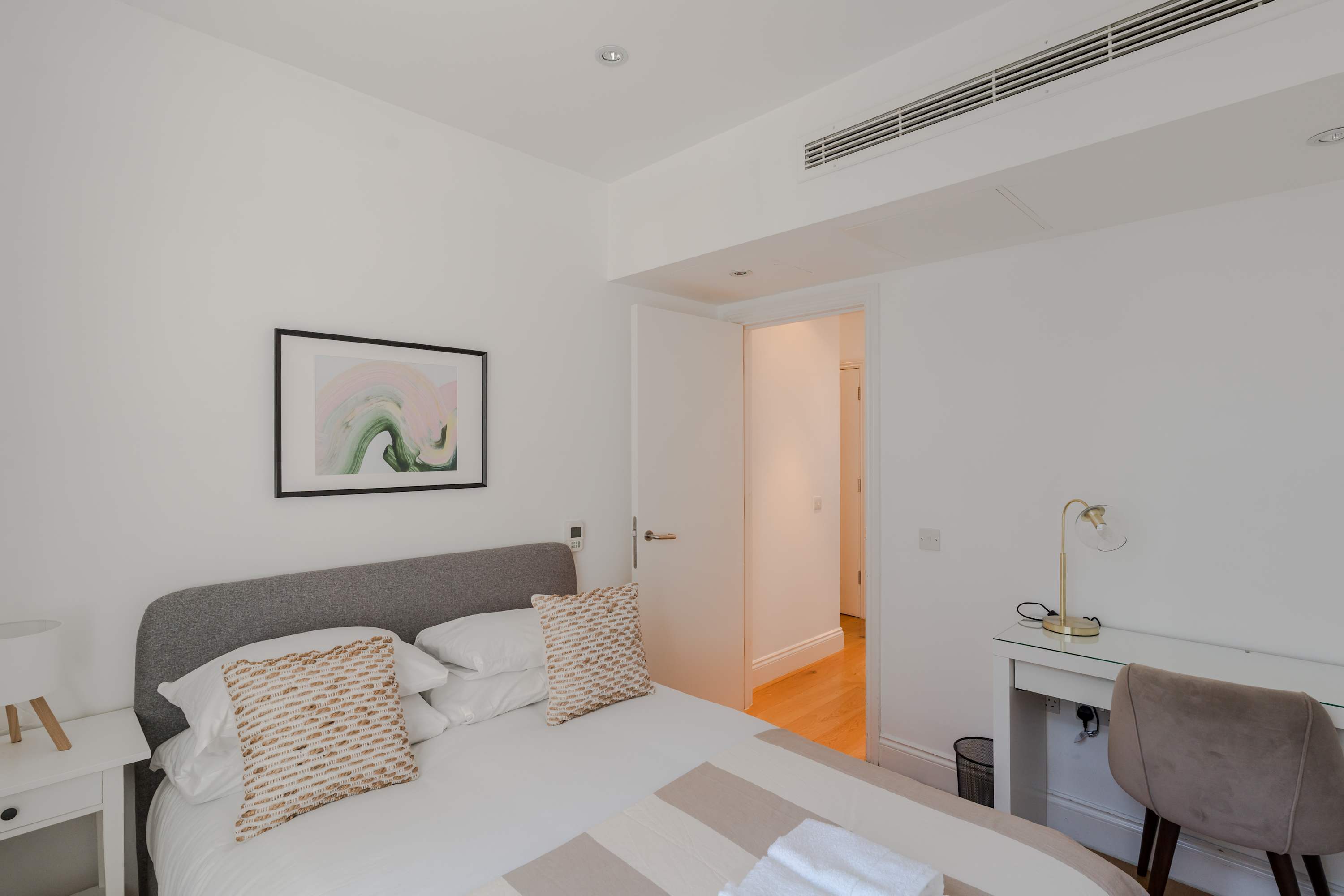 View 3-Bed Flat Near Oxford Circus - Sleeps 6 in Evelyn Yard, 3 W1T 3-Bed Flat Near Oxford Circus - Sleeps 6 in Evelyn Yard, 3 W1T - Property image 11 - VivreStays