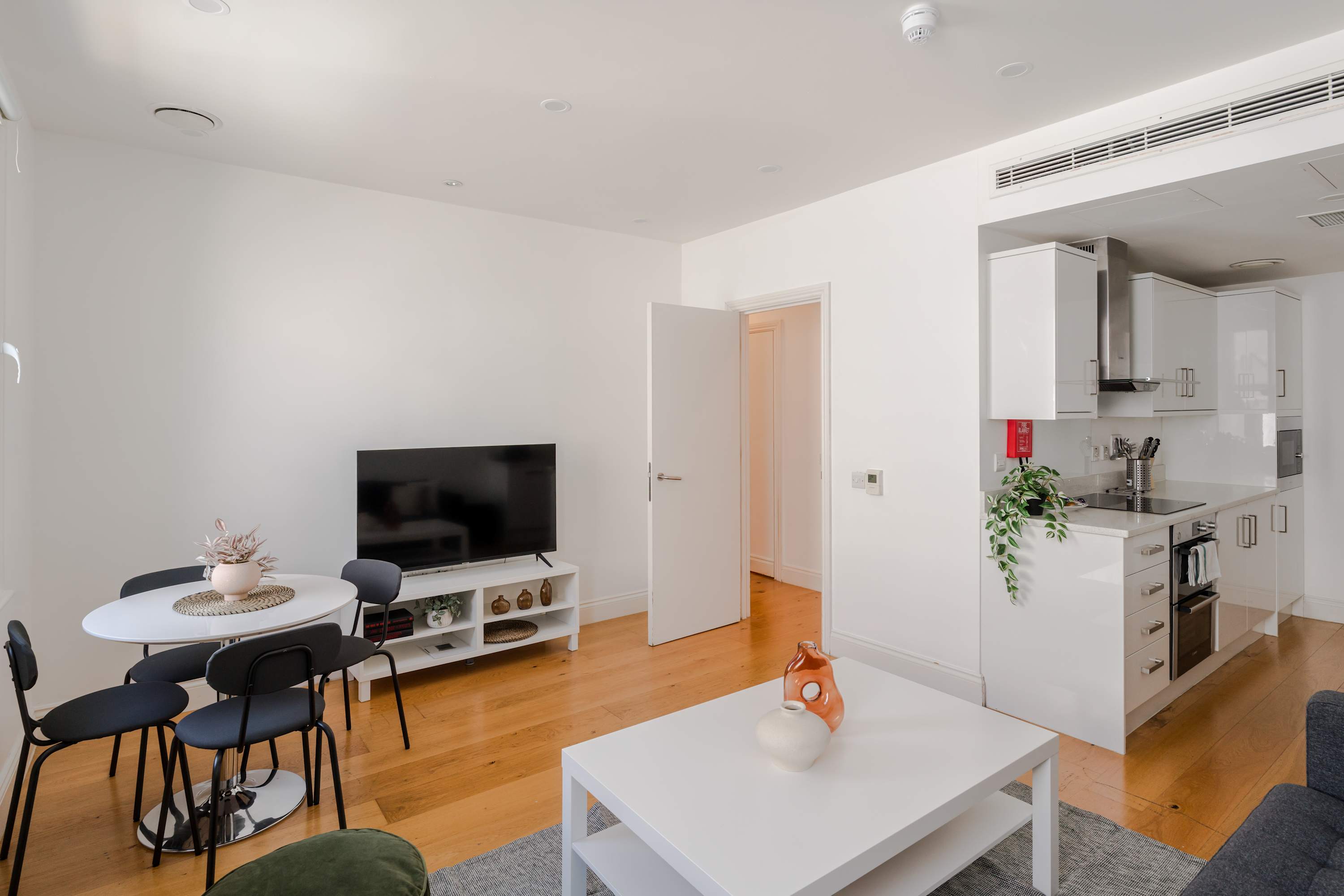 View 3-Bed Flat Near Oxford Circus - Sleeps 6 in Evelyn Yard, 3 W1T 3-Bed Flat Near Oxford Circus - Sleeps 6 in Evelyn Yard, 3 W1T - Property image 5 - VivreStays
