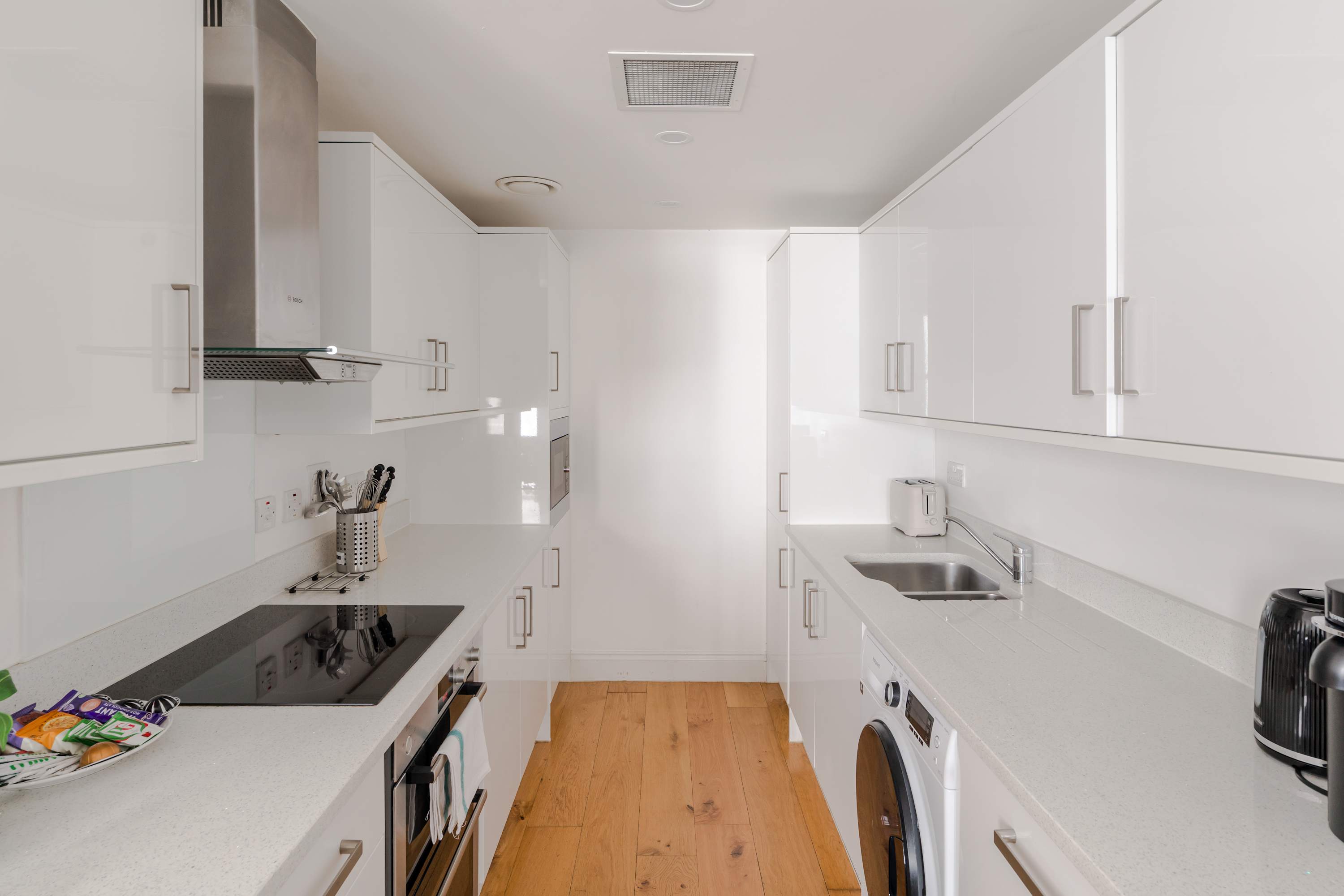 View 3-Bed Flat Near Oxford Circus - Sleeps 6 in Evelyn Yard, 3 W1T 3-Bed Flat Near Oxford Circus - Sleeps 6 in Evelyn Yard, 3 W1T - Property image 7 - VivreStays