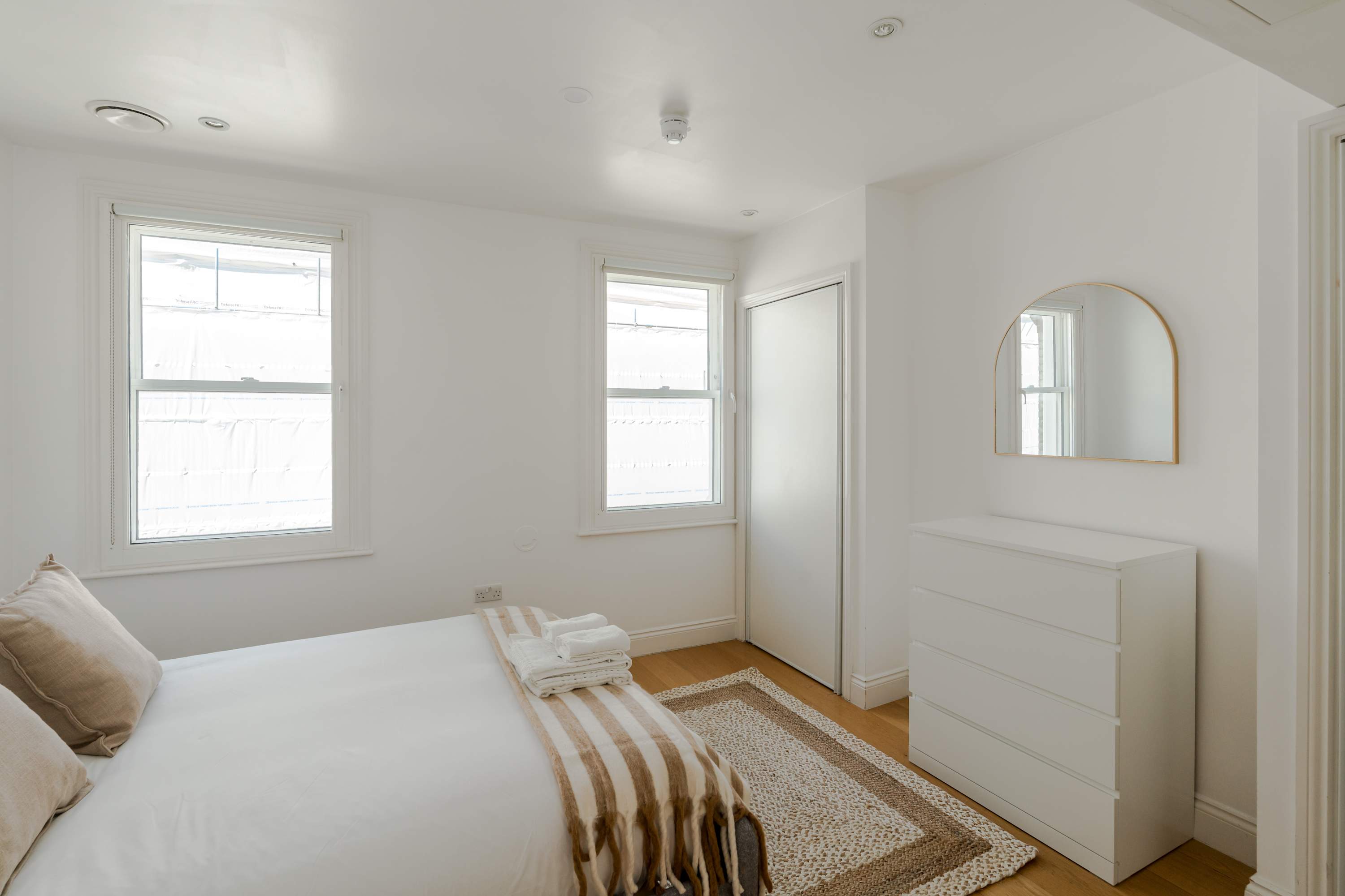 View 3-Bed Flat Near Oxford Circus - Sleeps 6 in Evelyn Yard, 3 W1T 3-Bed Flat Near Oxford Circus - Sleeps 6 in Evelyn Yard, 3 W1T - Property image 16 - VivreStays
