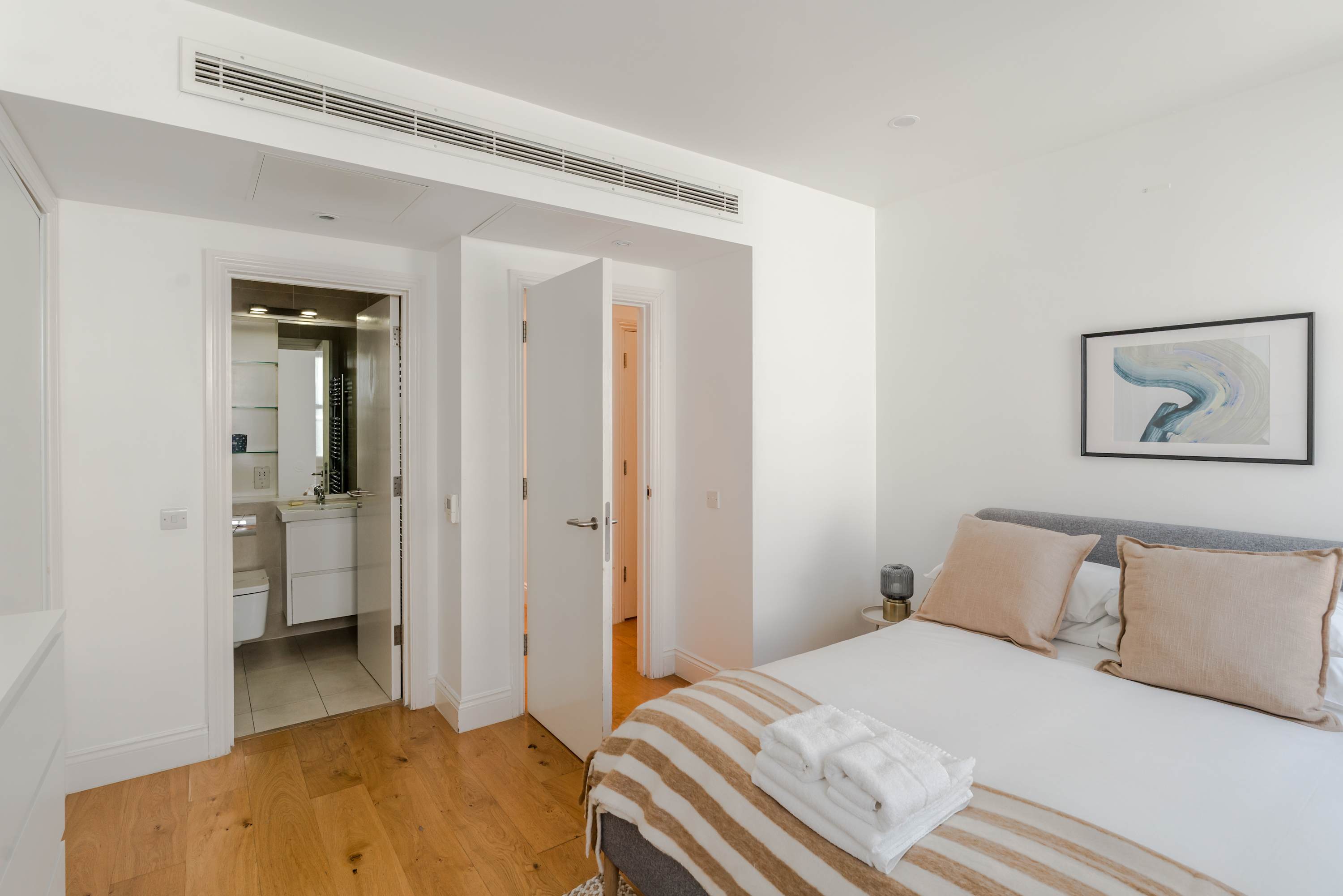 View 3-Bed Flat Near Oxford Circus - Sleeps 6 in Evelyn Yard, 3 W1T 3-Bed Flat Near Oxford Circus - Sleeps 6 in Evelyn Yard, 3 W1T - Property image 9 - VivreStays