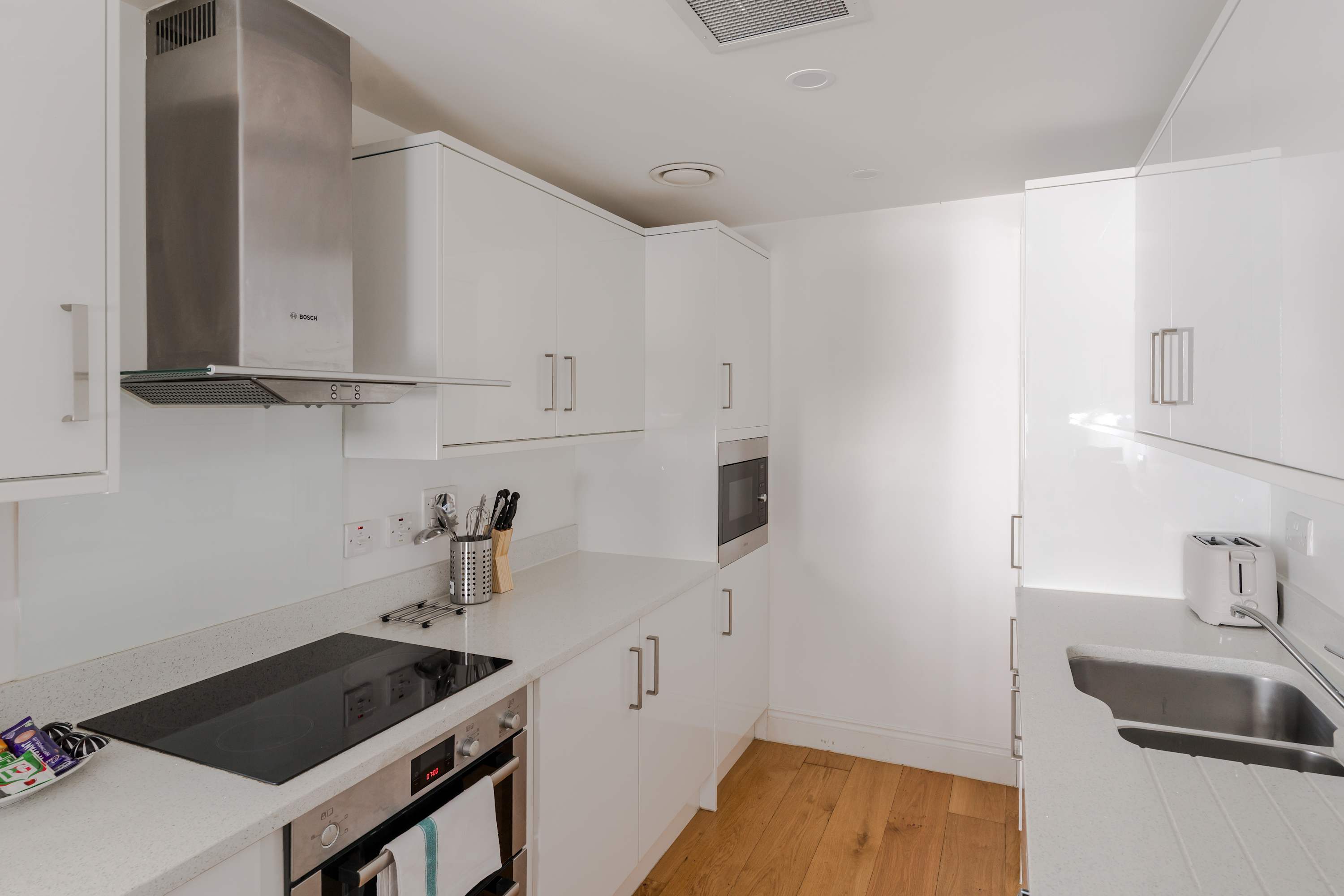 View 3-Bed Flat Near Oxford Circus - Sleeps 6 in Evelyn Yard, 3 W1T 3-Bed Flat Near Oxford Circus - Sleeps 6 in Evelyn Yard, 3 W1T - Property image 6 - VivreStays