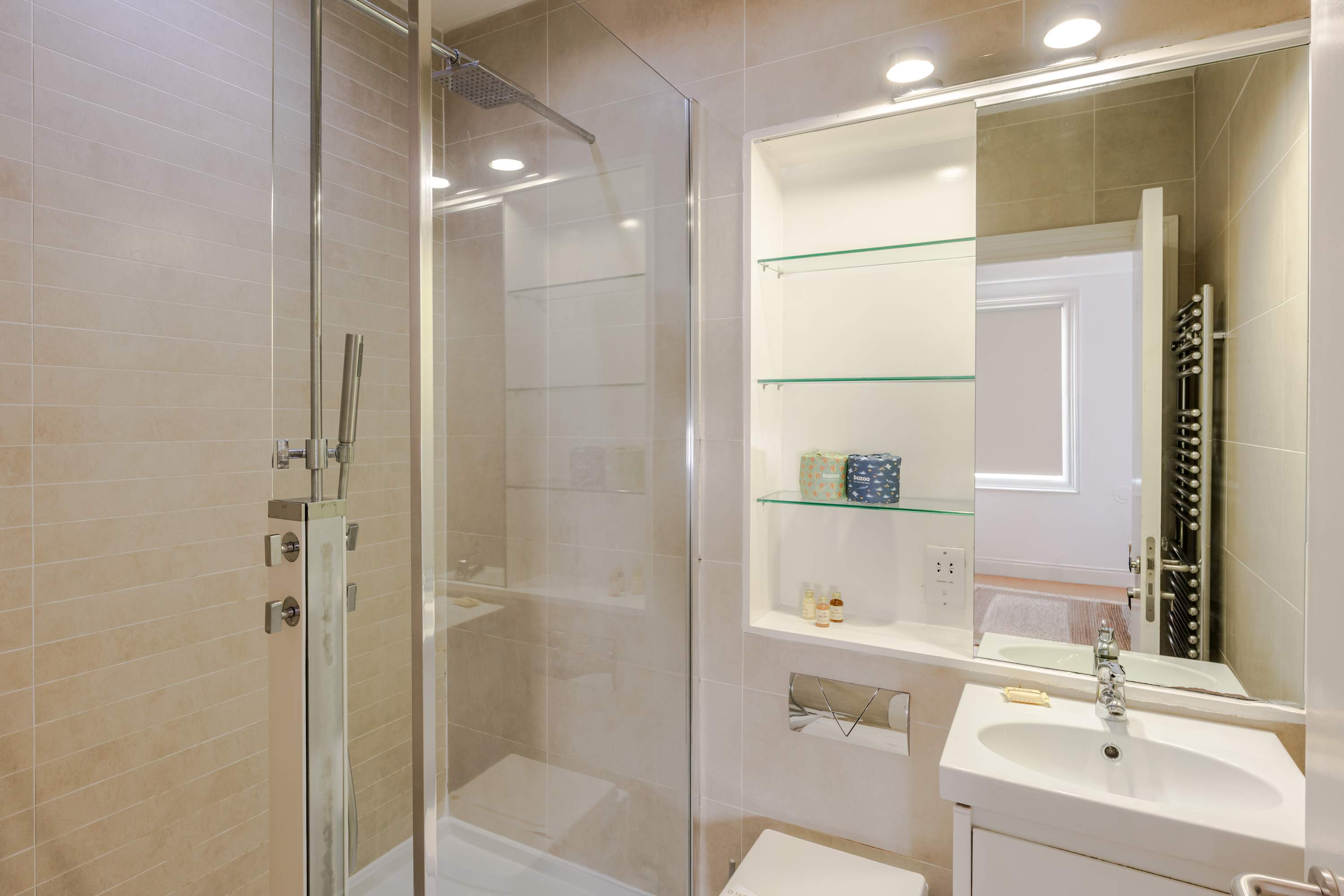 View 3-Bed Flat Near Oxford Circus - Sleeps 6 in Evelyn Yard, 3 W1T 3-Bed Flat Near Oxford Circus - Sleeps 6 in Evelyn Yard, 3 W1T - Property image 13 - VivreStays