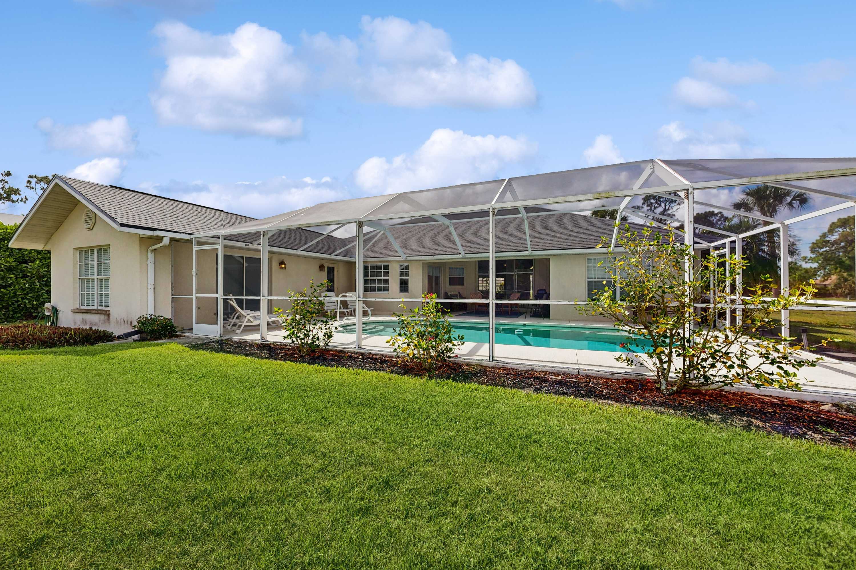 Pet Friendly Home with Outdoor Space & Private Pool