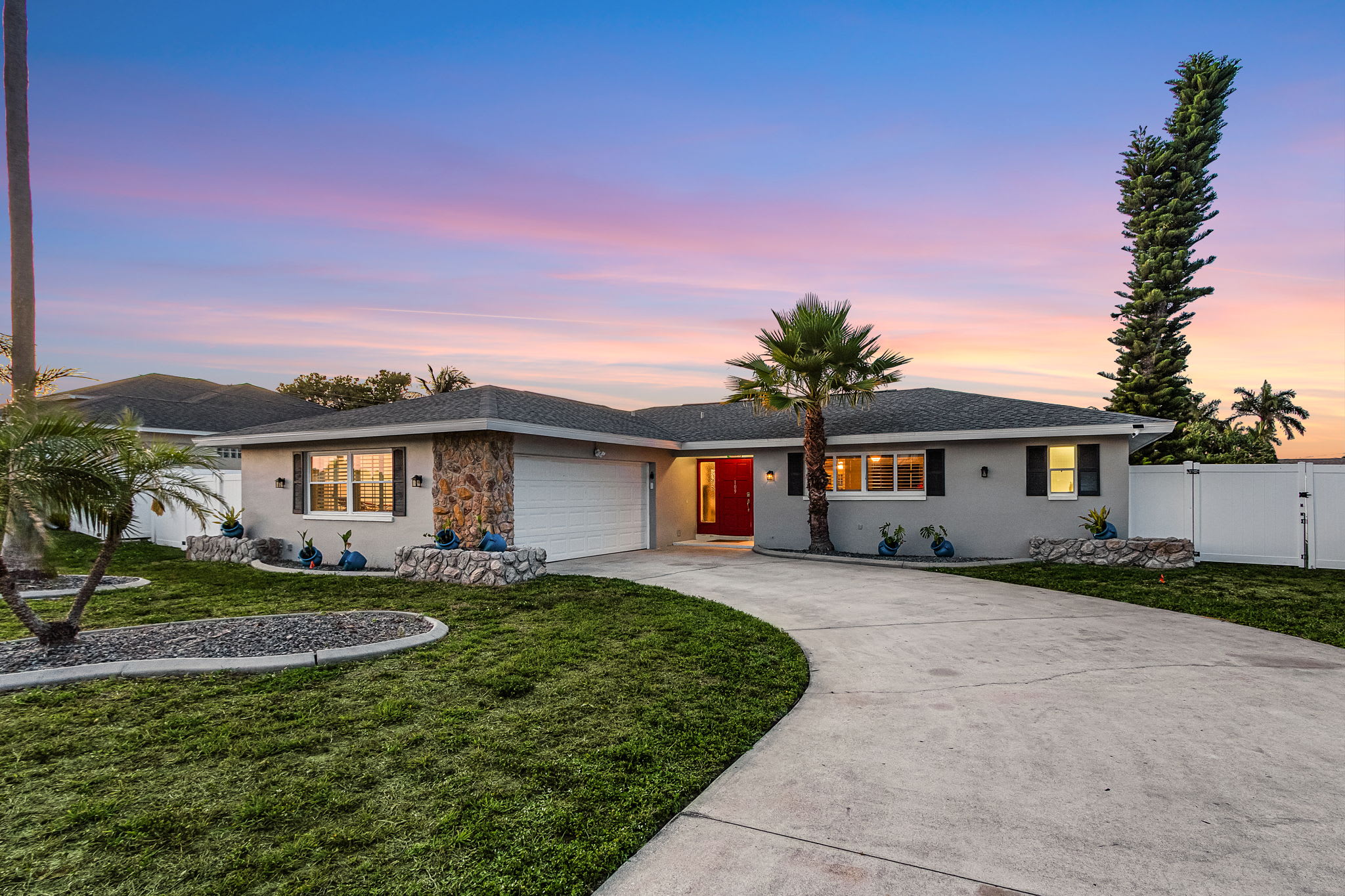 Beautiful home located on the canal withgulf access in ground pool & wifi