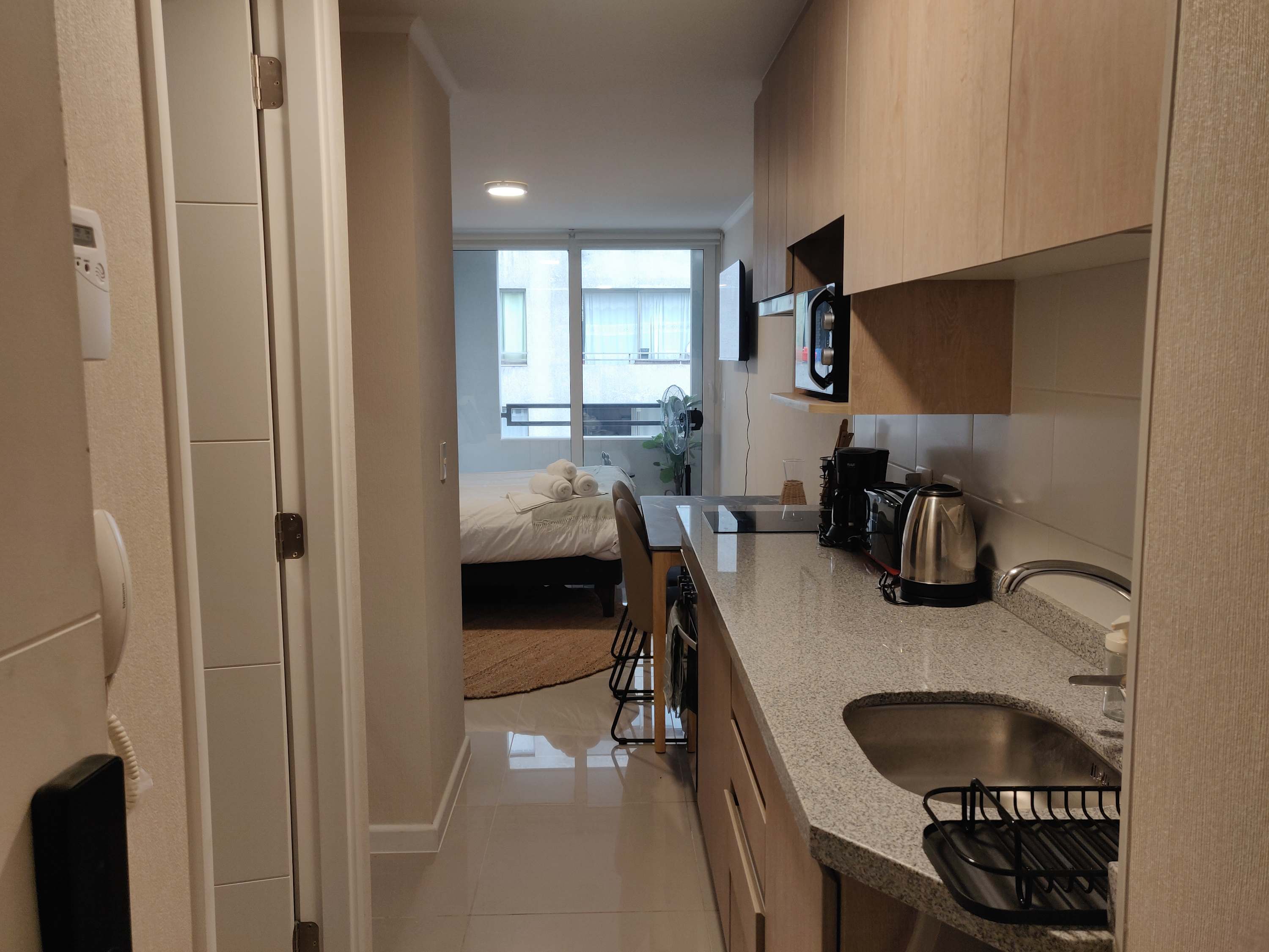 Cozy studio apartment with a fully equipped kitchen and natural light, perfect for a comfortable stay in the heart of the city.