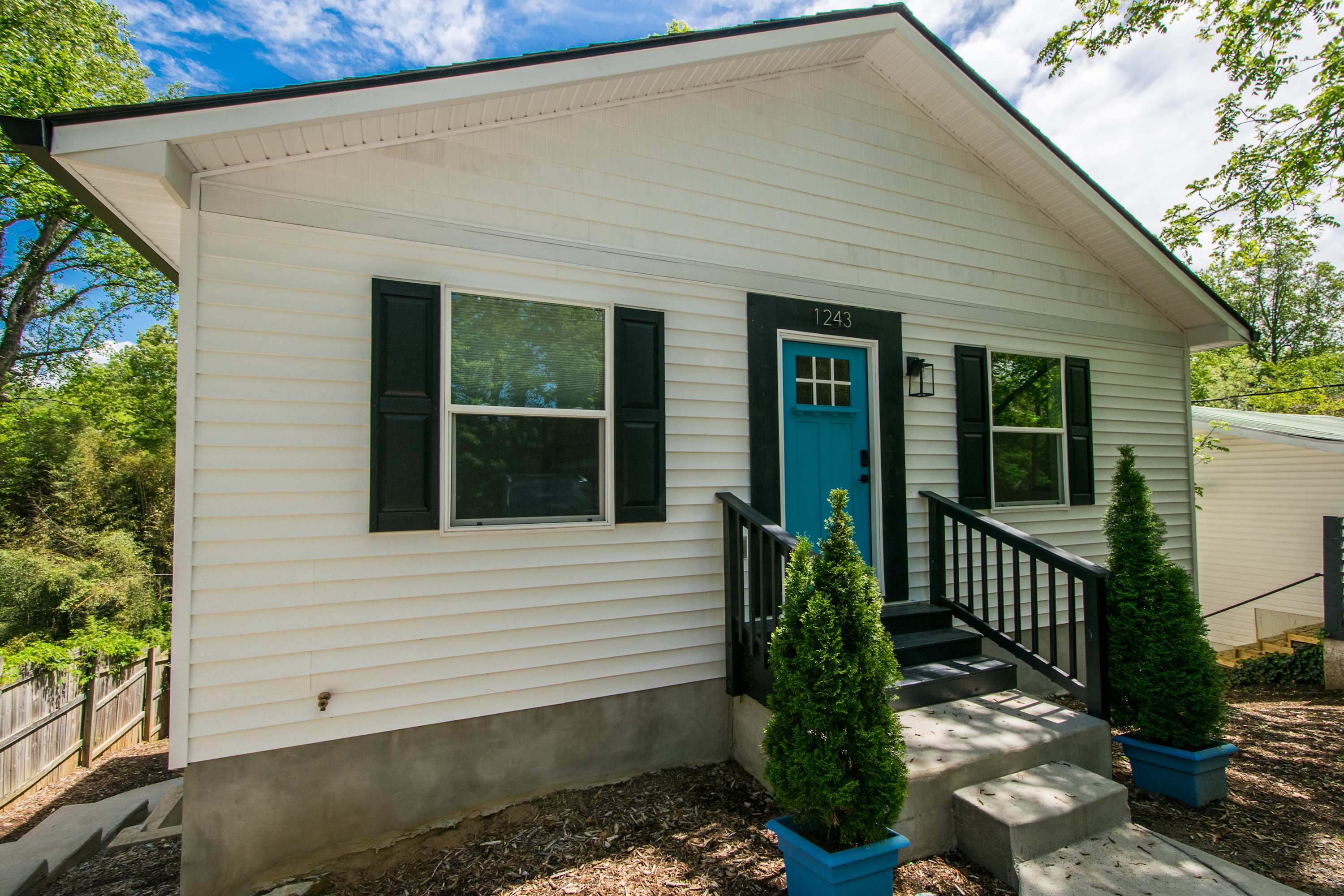 3BR Retreat w/ Deck + Fire Pit | Sleeps 8 | Free Tix