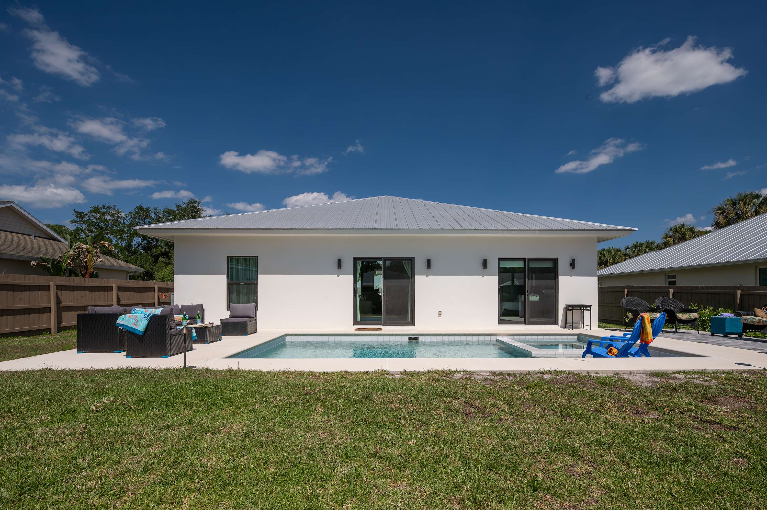Spacious retreat w/private pool & screened patio
