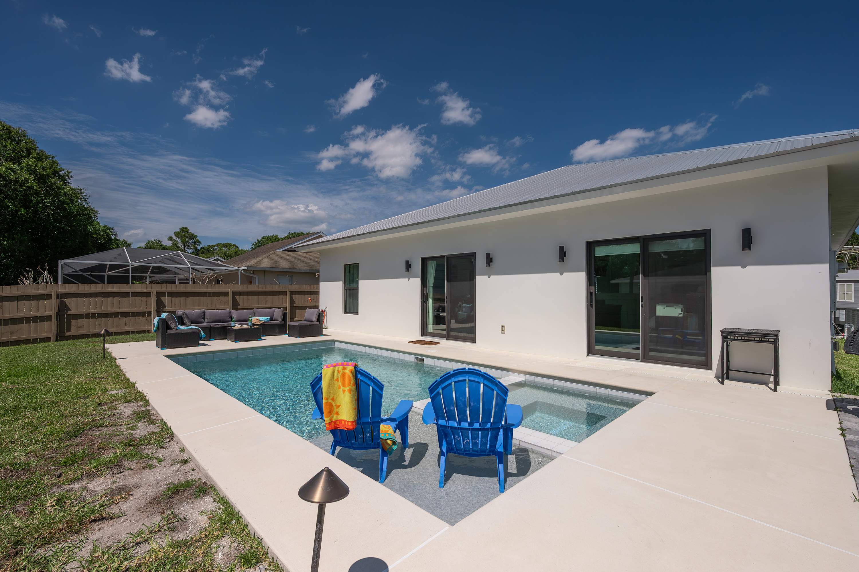 Spacious retreat w/private pool & screened patio