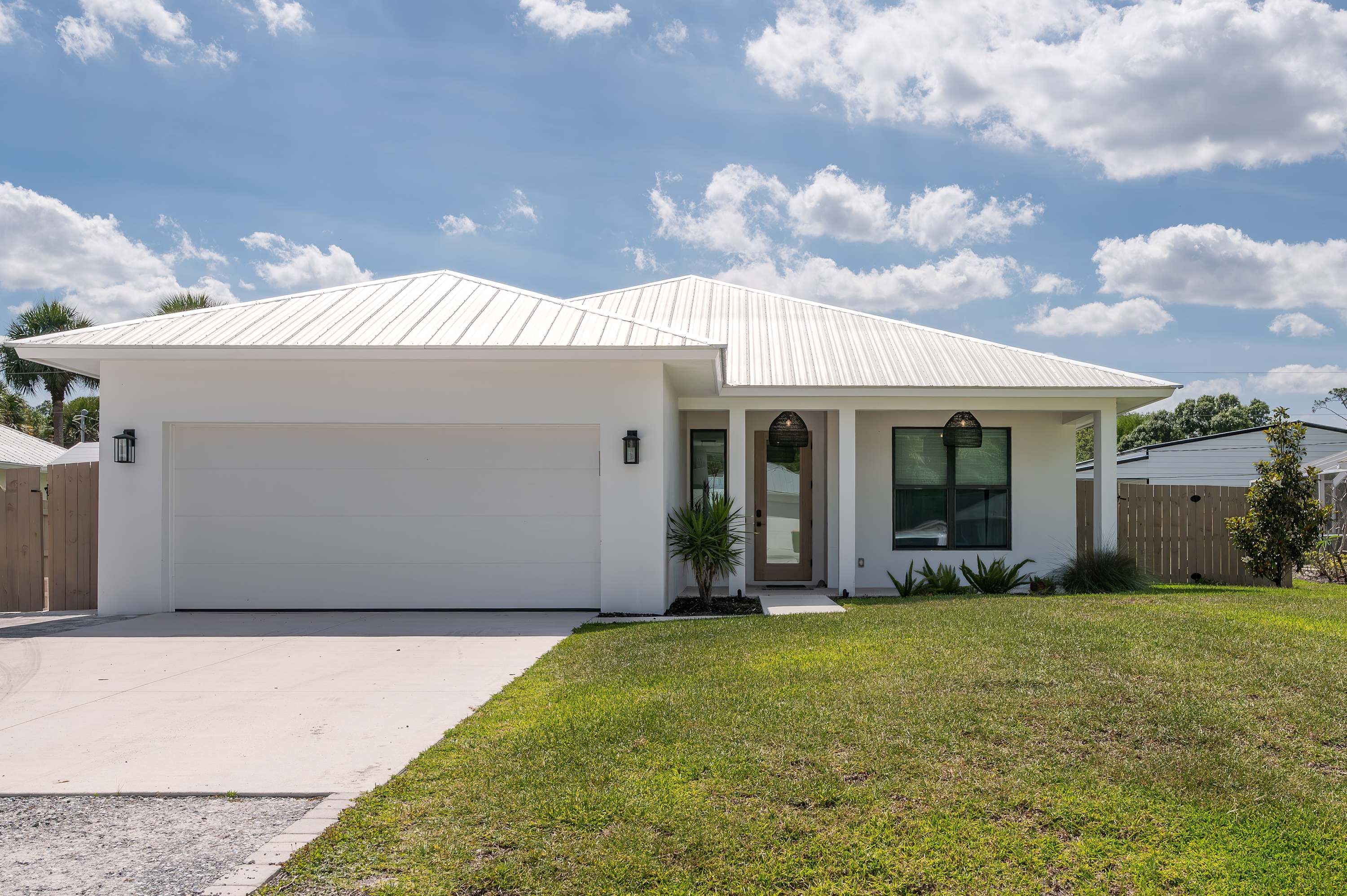 Spacious retreat w/private pool & screened patio