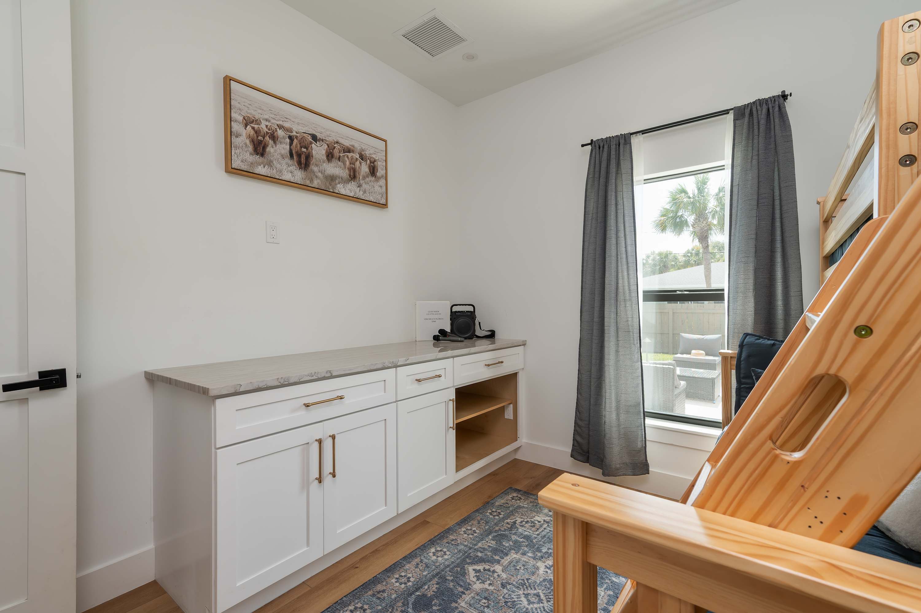 Spacious retreat w/private pool & screened patio