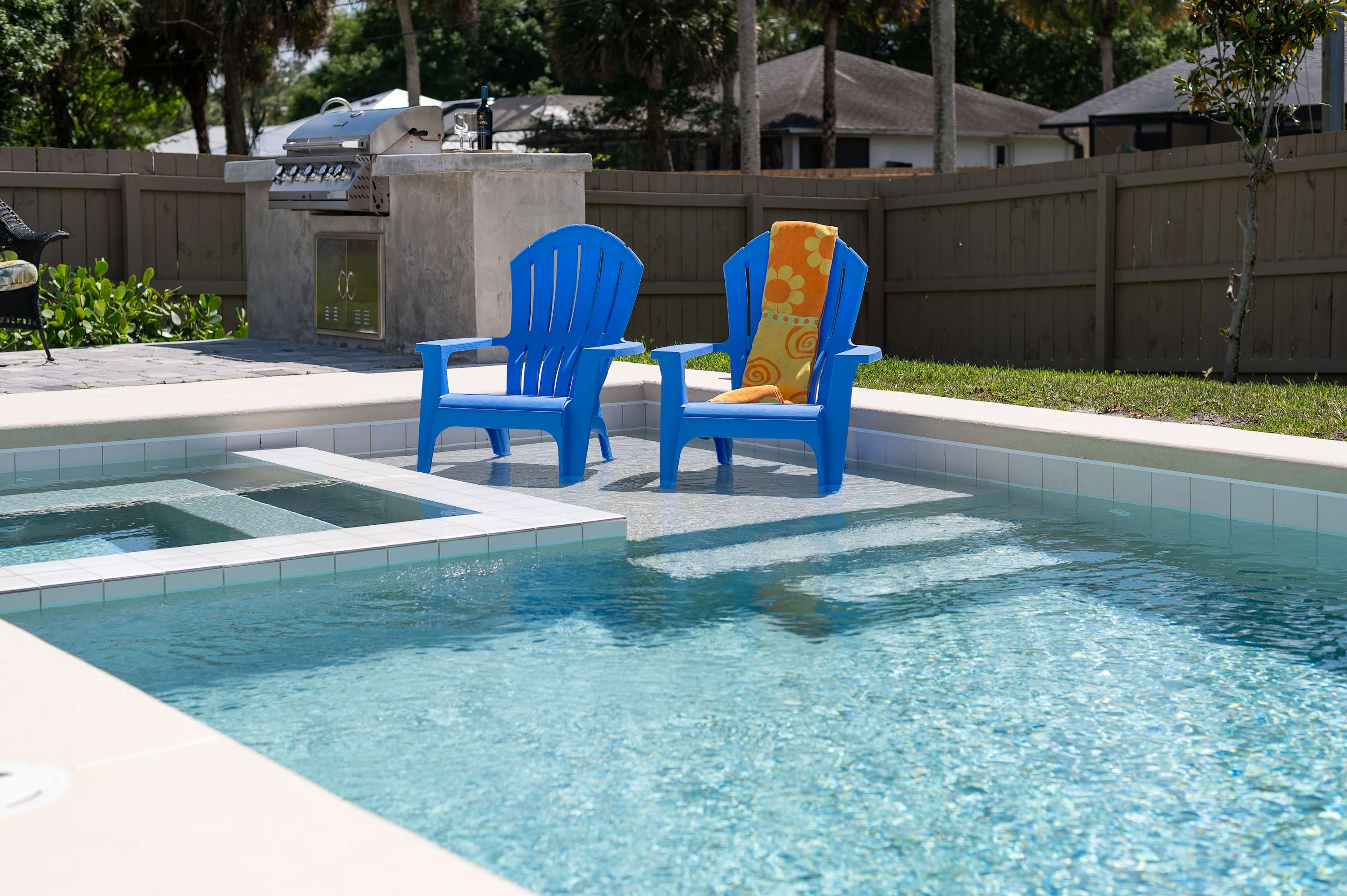 Spacious retreat w/private pool & screened patio