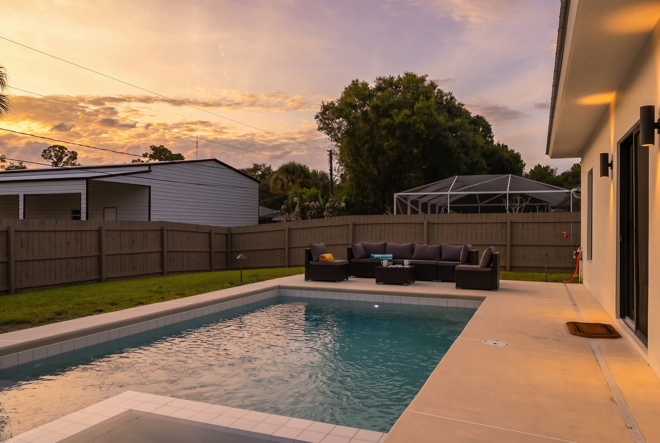 Spacious retreat w/private pool & screened patio