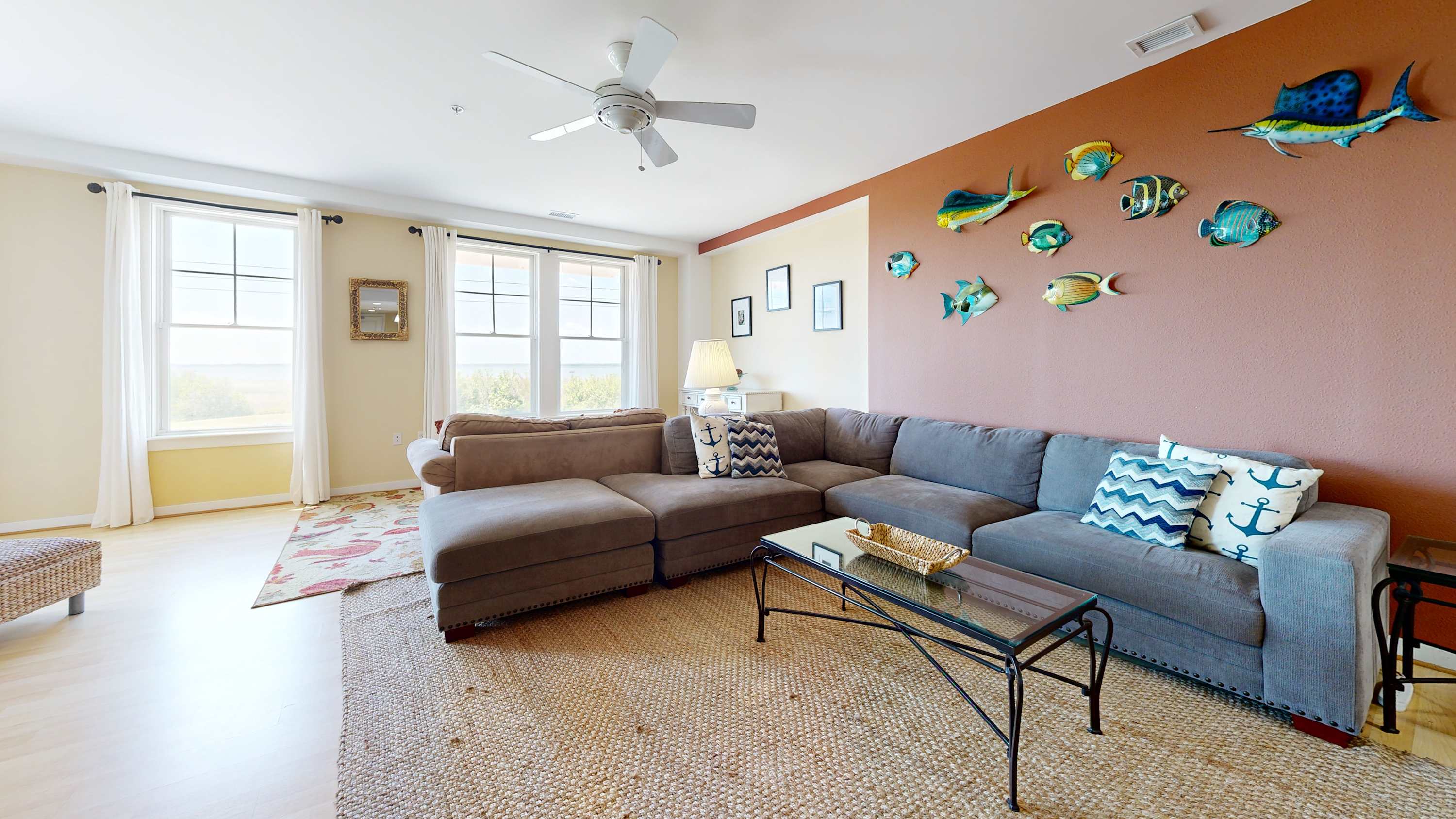 Stunning bay-view condo with Free Wifi, grills, pool, gym & balcony