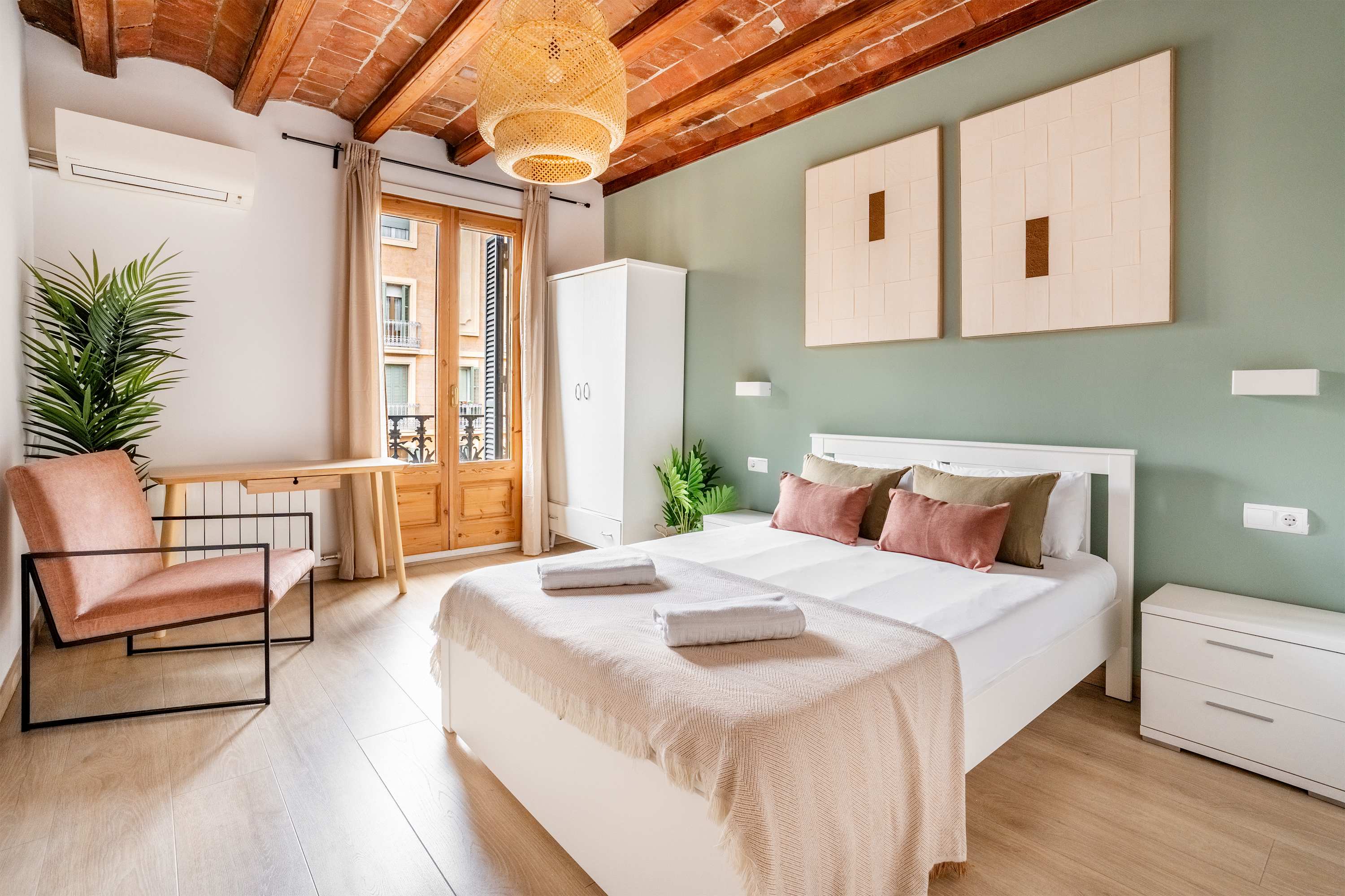 Modern 4 bedroom for 10 guests by Paseo de Gracia — Barcelona, Catalunya — vacation rental