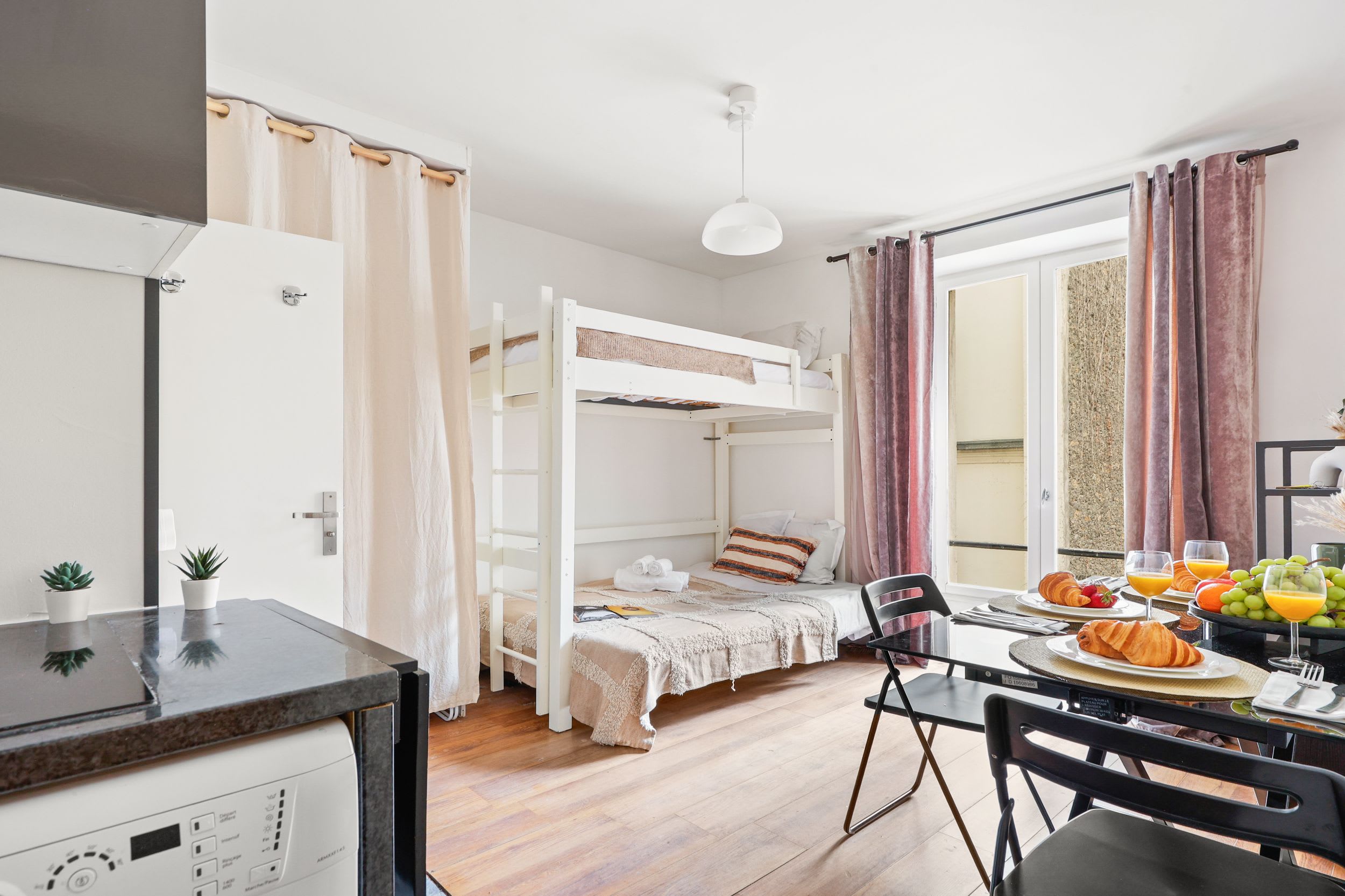 Bright Studio near Eiffel Tower & Invalides — Paris, Île-de-France — vacation rental