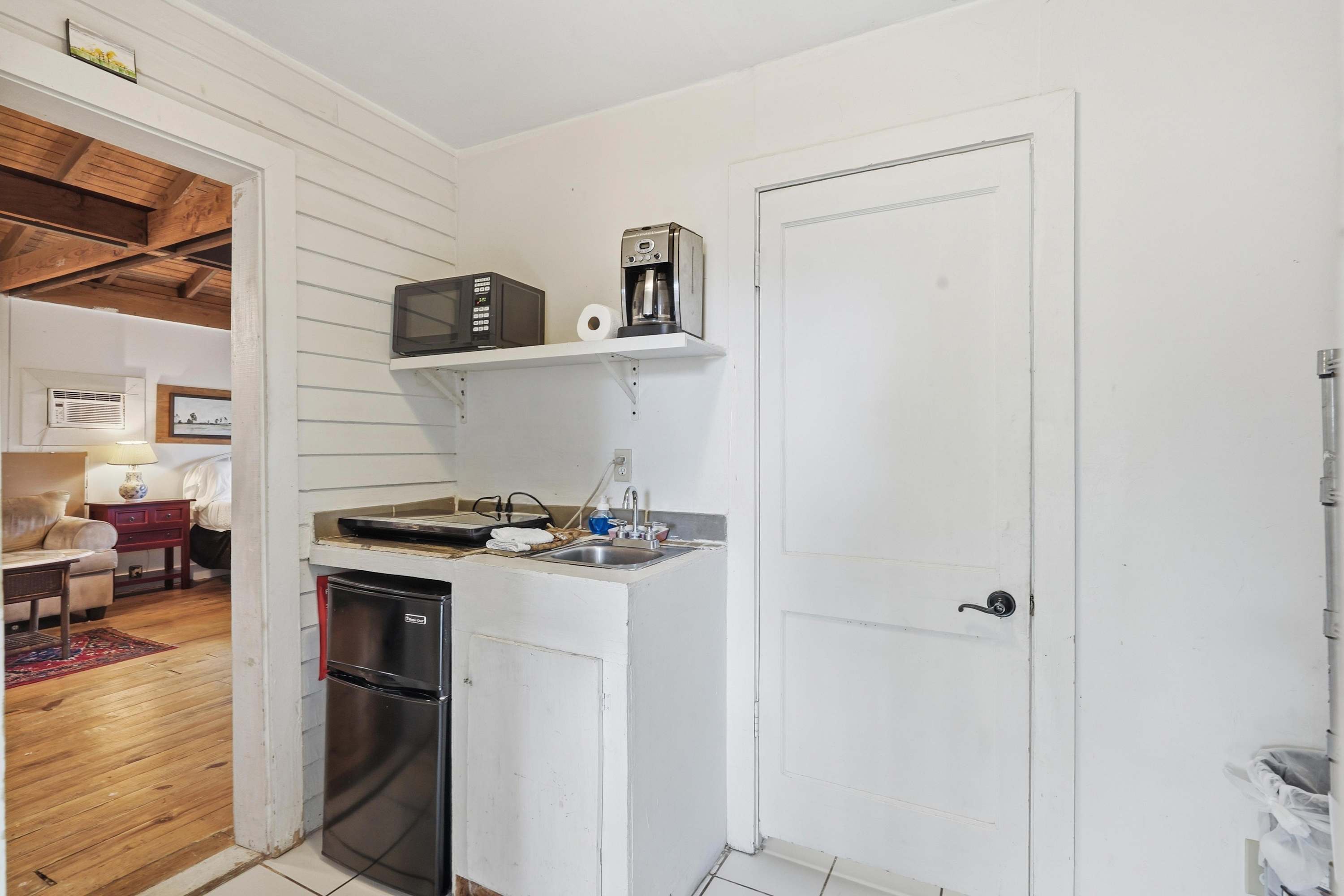 Cozy Tiny Home for Couples Near Lafayette Hotspots