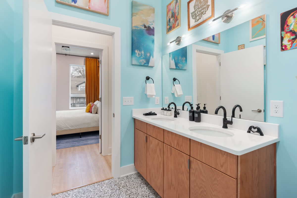Bachelorette-Ready 2BR · Sleeps 8 · Rooftop Deck