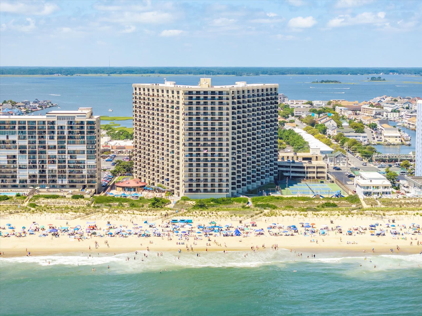 Direct Oceanfront Penthouse with Great Amenities
