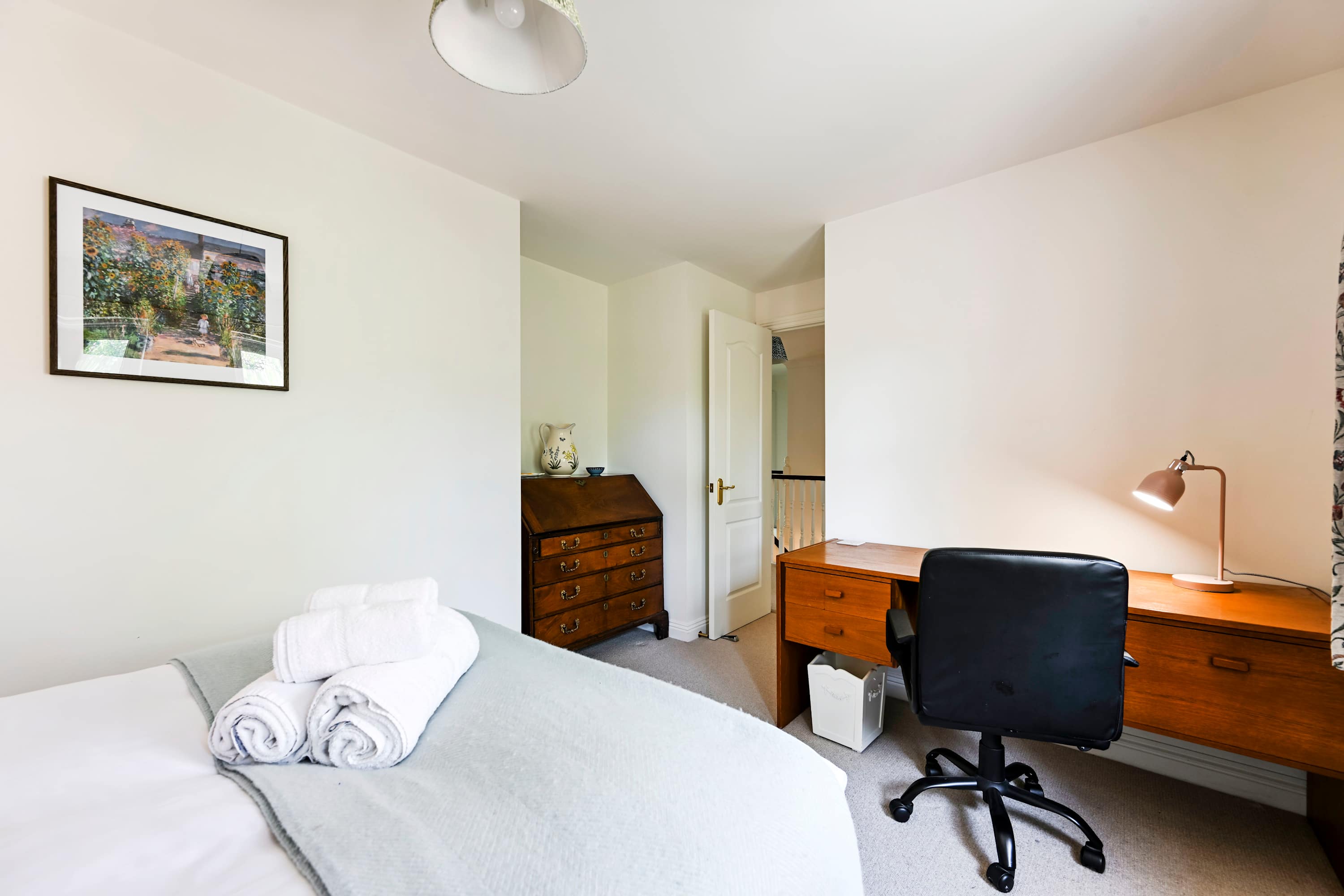 Big 5-Bed Home | Garden & 5 Min to Blenheim Palace in Broad Field Road 22 OX5 1UL - Property image 24 - VivreStays