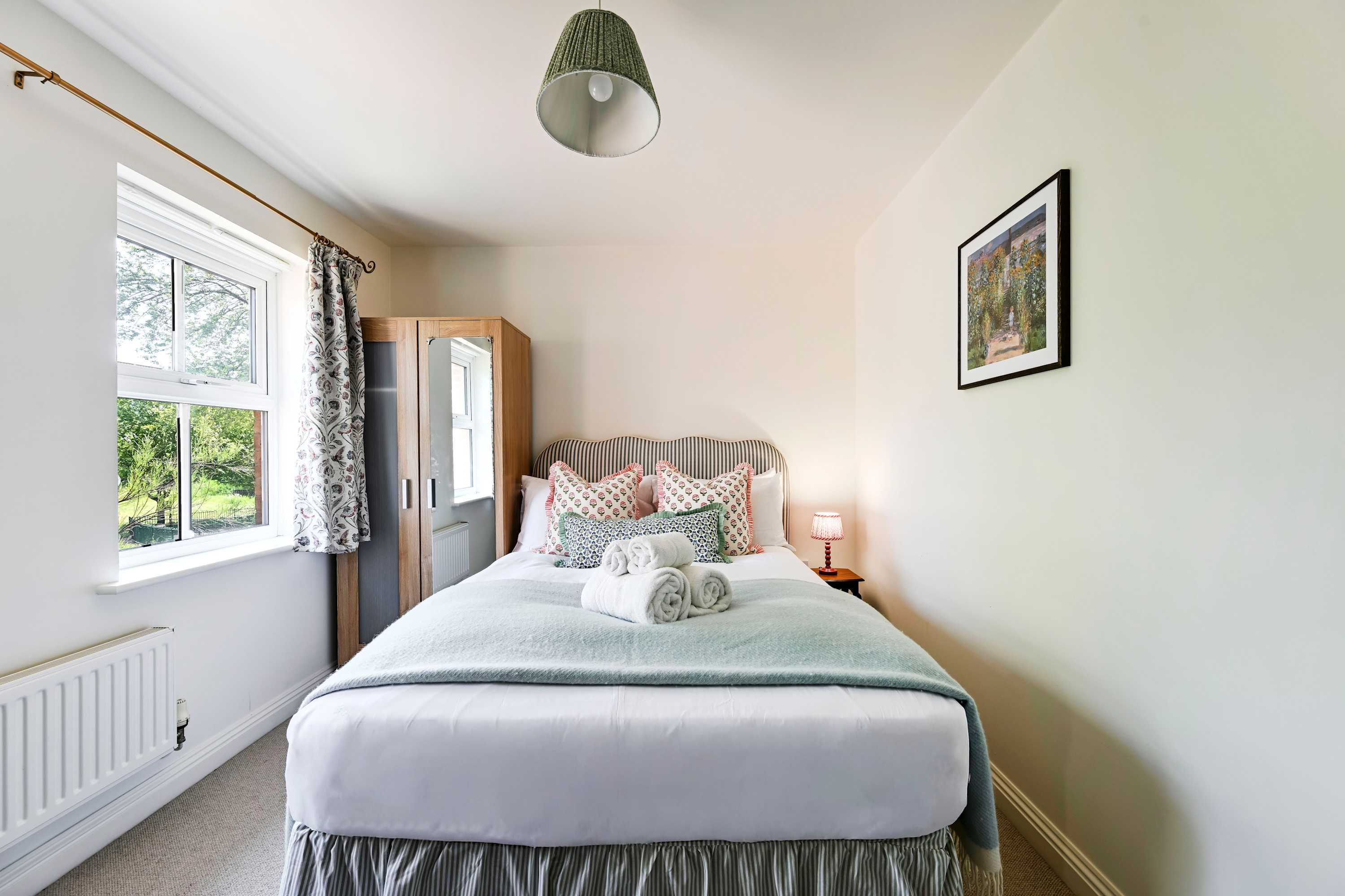 Big 5-Bed Home | Garden & 5 Min to Blenheim Palace in Broad Field Road 22 OX5 1UL - Property image 23 - VivreStays