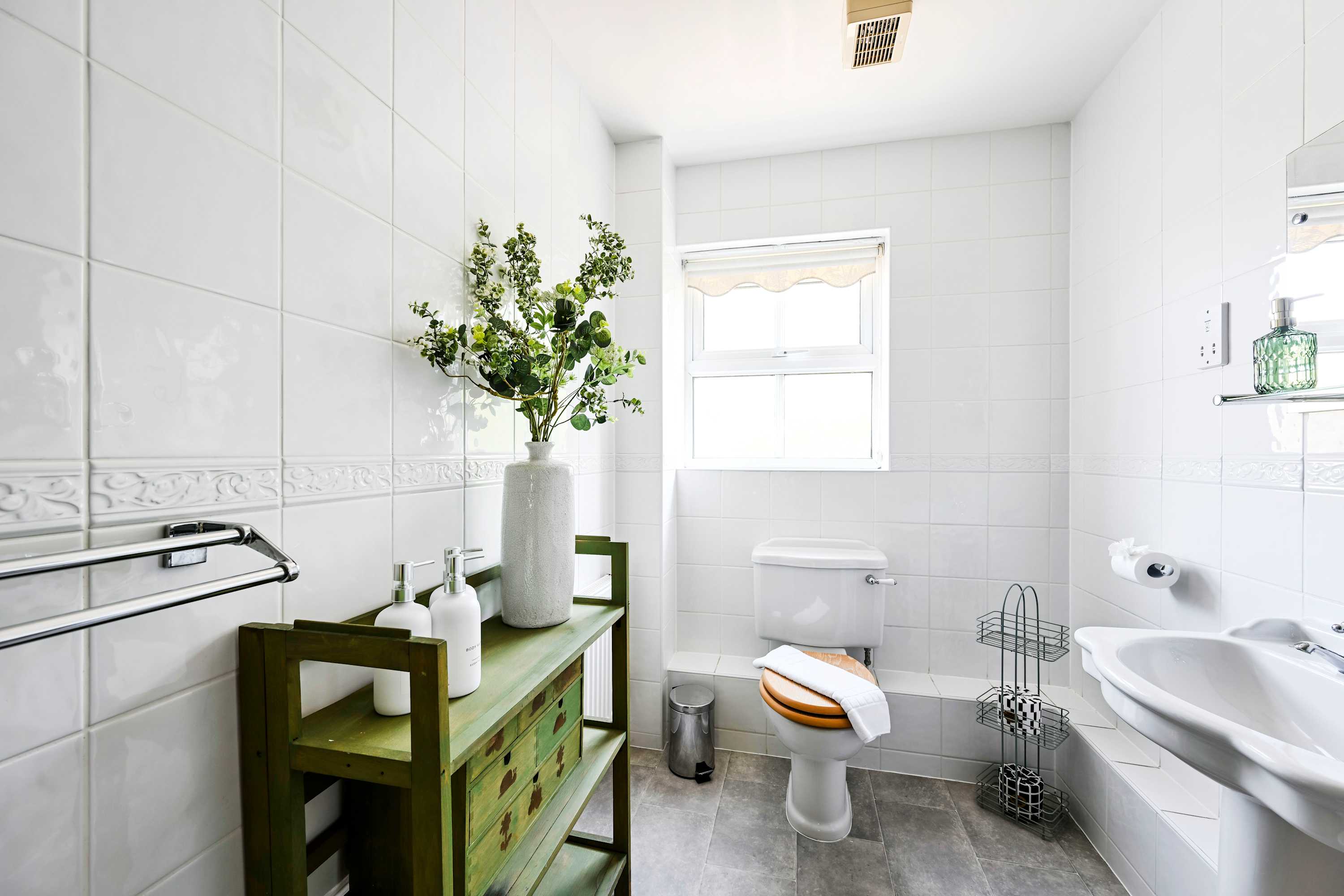 Big 5-Bed Home | Garden & 5 Min to Blenheim Palace in Broad Field Road 22 OX5 1UL - Property image 25 - VivreStays