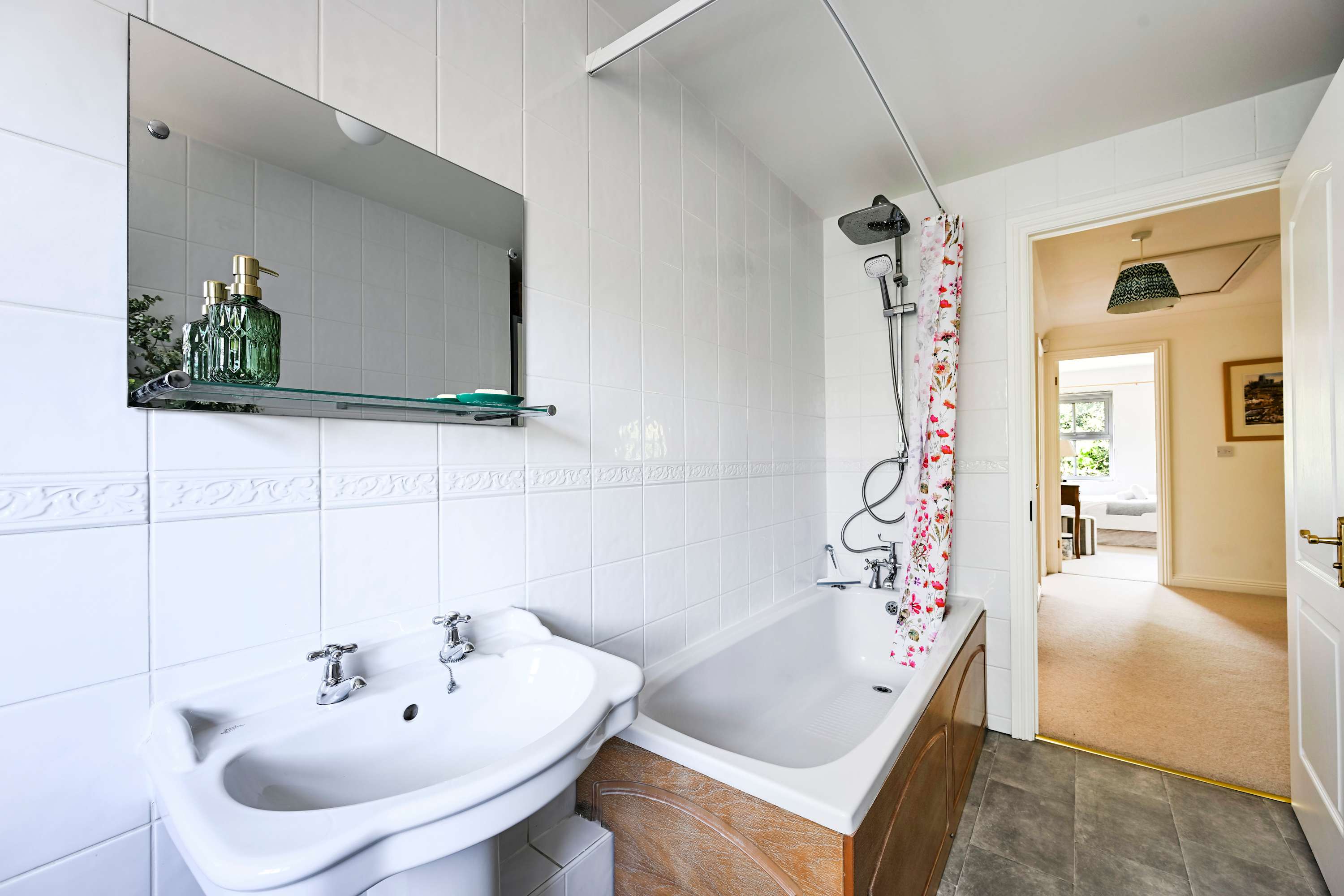 Big 5-Bed Home | Garden & 5 Min to Blenheim Palace in Broad Field Road 22 OX5 1UL - Property image 26 - VivreStays