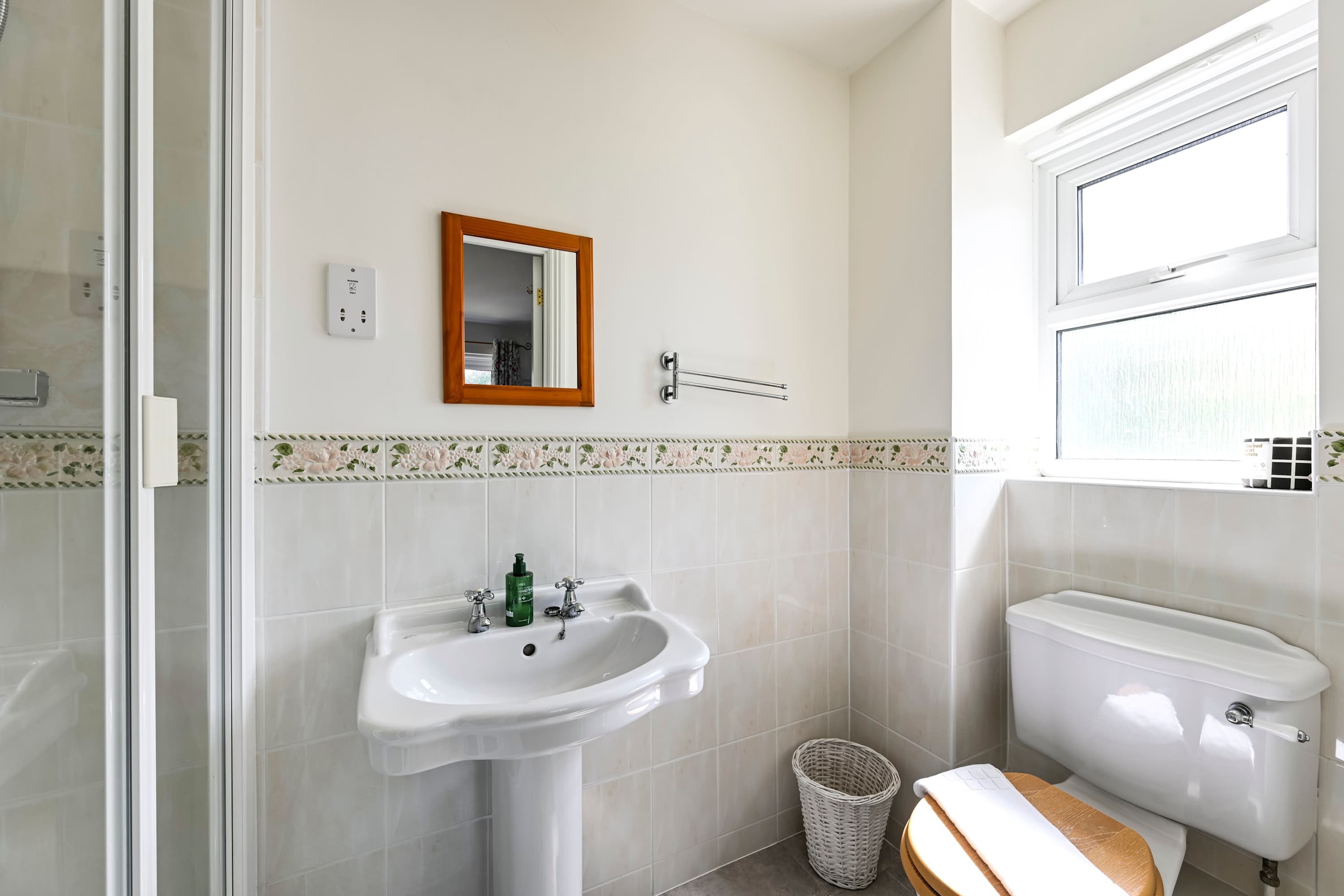 Big 5-Bed Home | Garden & 5 Min to Blenheim Palace in Broad Field Road 22 OX5 1UL - Property image 20 - VivreStays