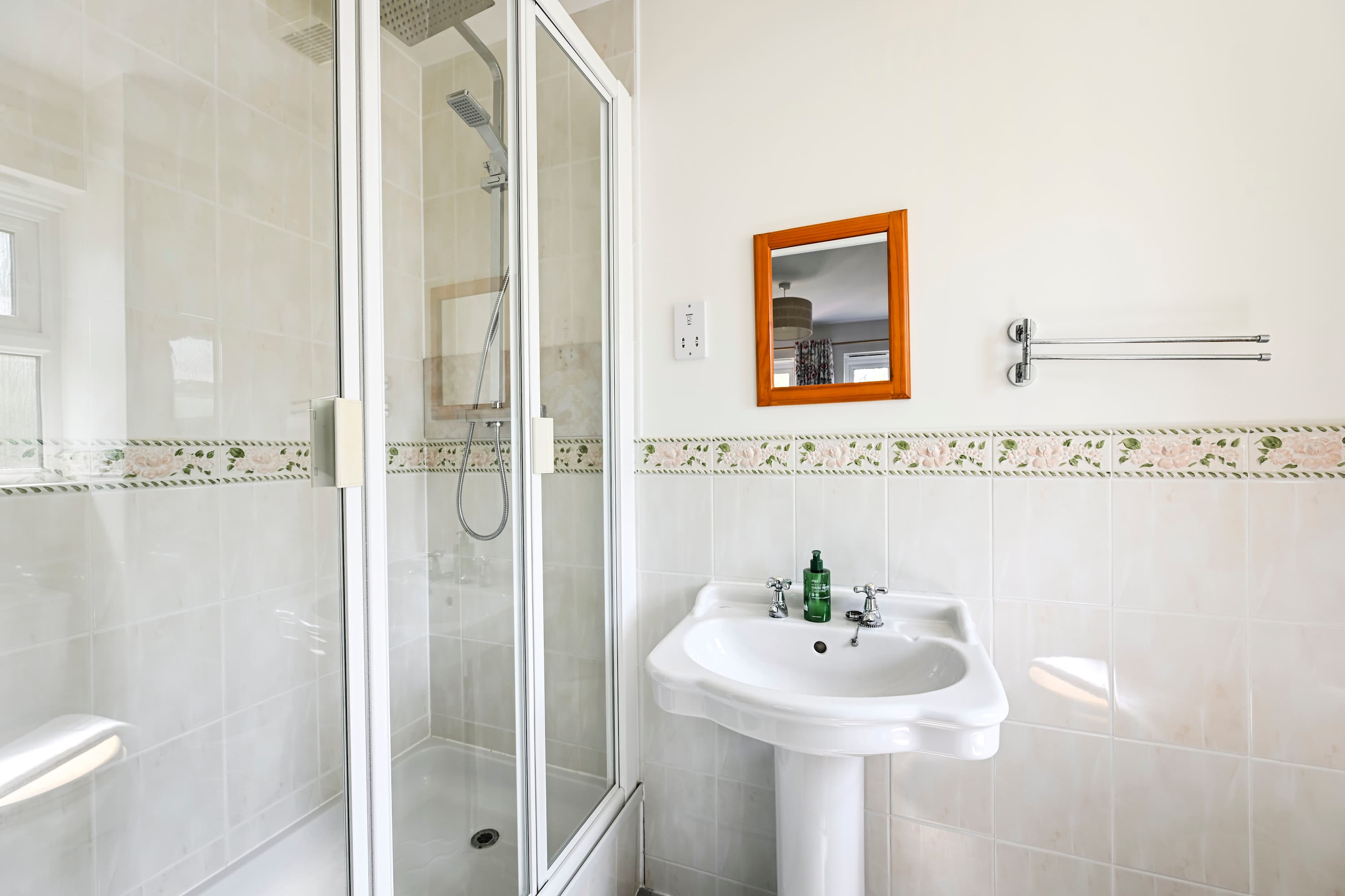 Big 5-Bed Home | Garden & 5 Min to Blenheim Palace in Broad Field Road 22 OX5 1UL - Property image 21 - VivreStays