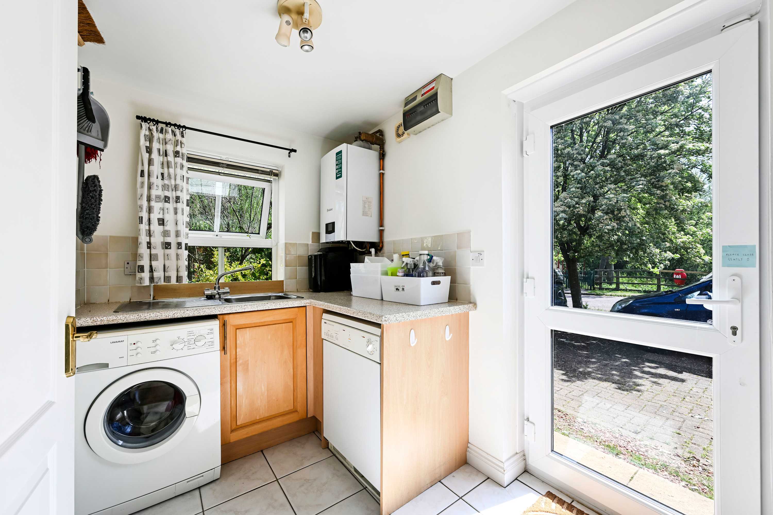 Big 5-Bed Home | Garden & 5 Min to Blenheim Palace in Broad Field Road 22 OX5 1UL - Property image 41 - VivreStays