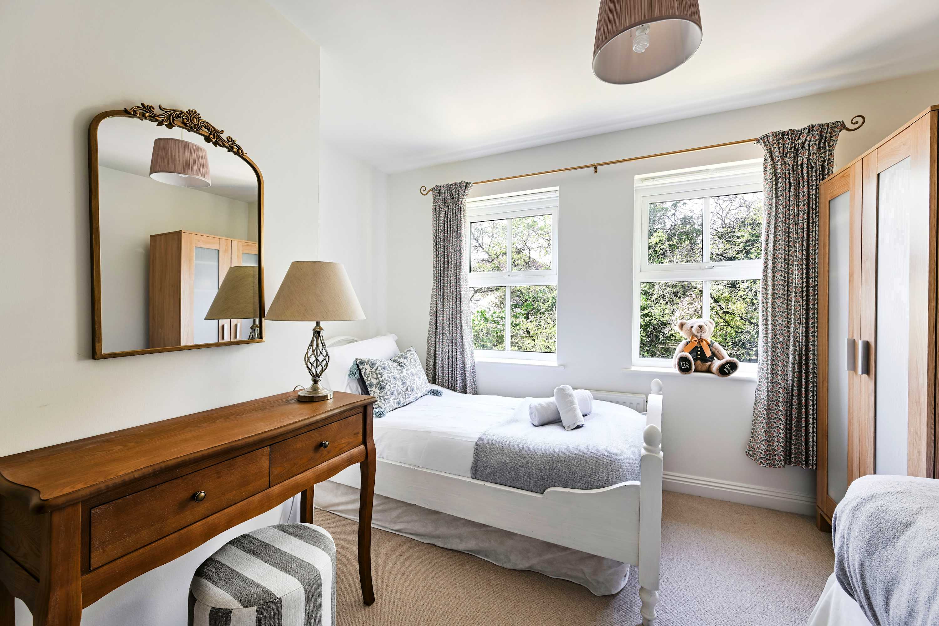 Big 5-Bed Home | Garden & 5 Min to Blenheim Palace in Broad Field Road 22 OX5 1UL - Property image 11 - VivreStays