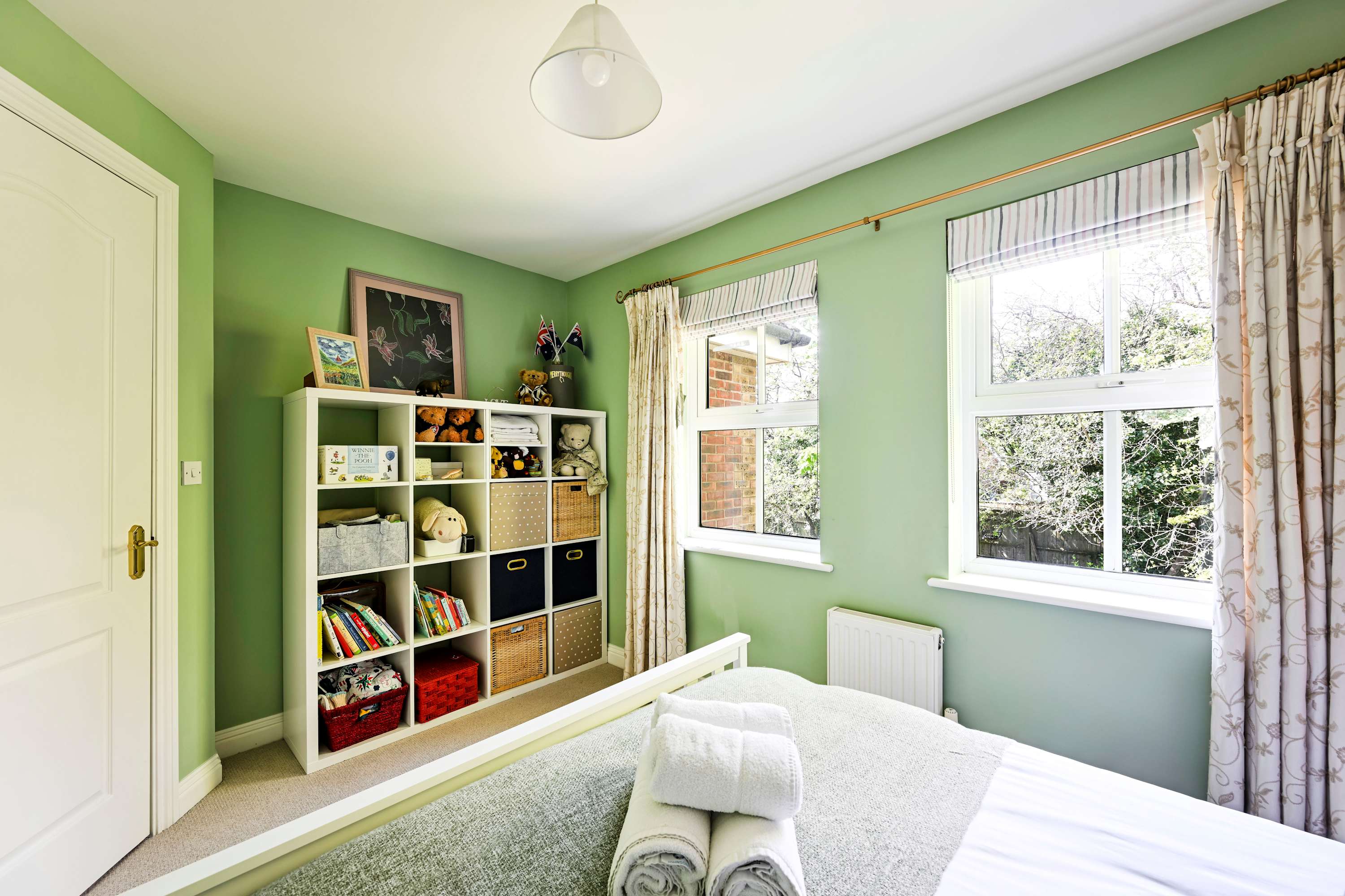 Big 5-Bed Home | Garden & 5 Min to Blenheim Palace in Broad Field Road 22 OX5 1UL - Property image 15 - VivreStays