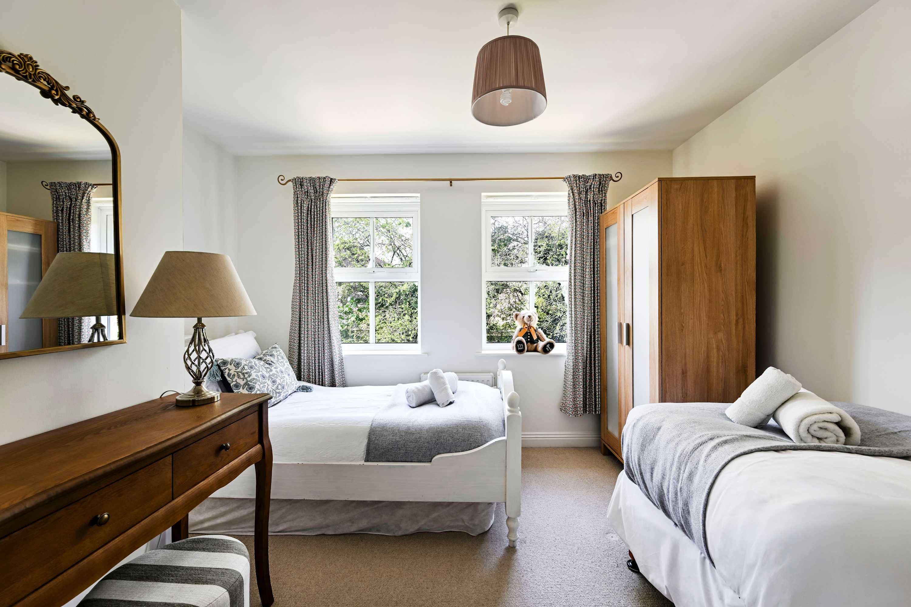 Big 5-Bed Home | Garden & 5 Min to Blenheim Palace in Broad Field Road 22 OX5 1UL - Property image 17 - VivreStays