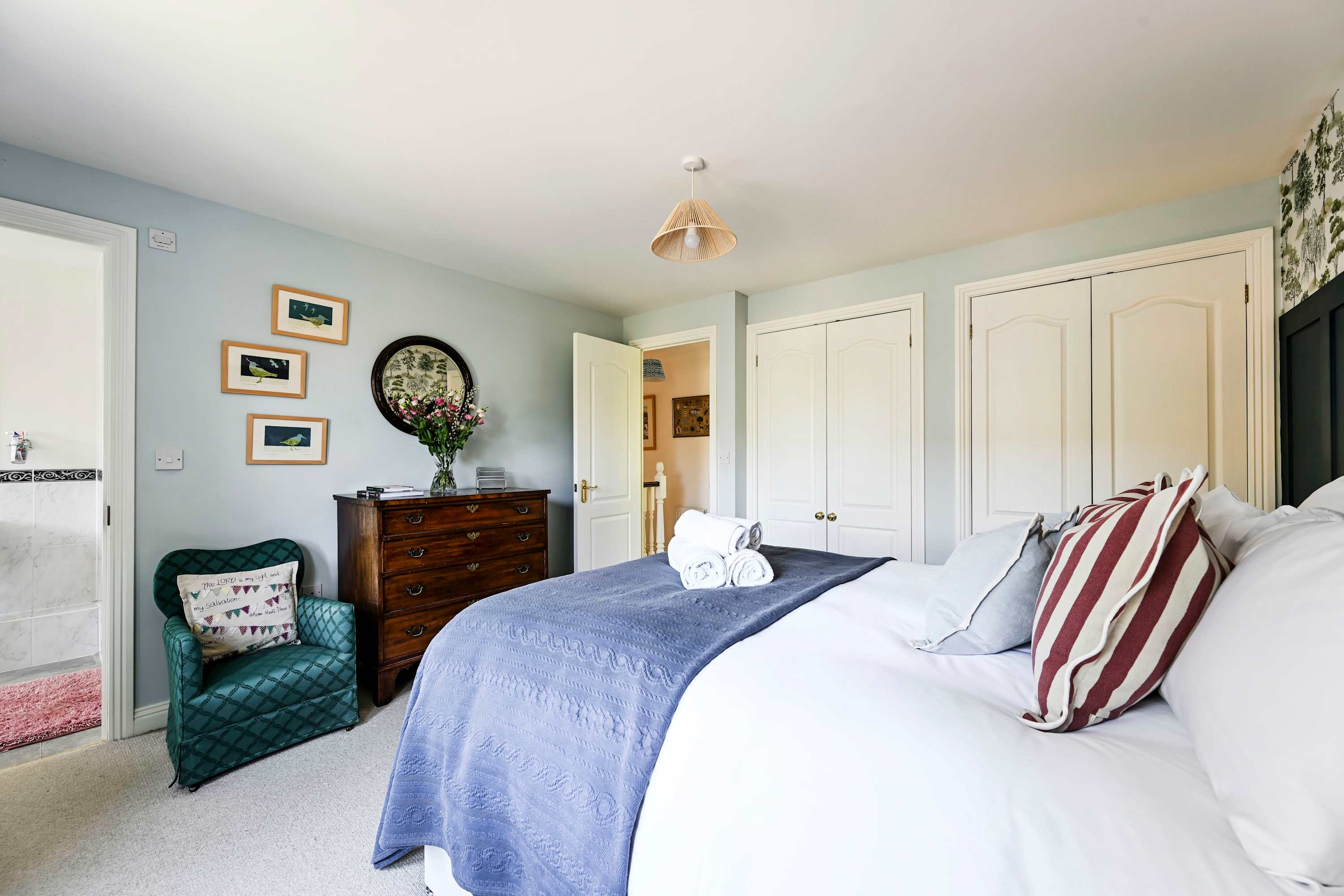 Big 5-Bed Home | Garden & 5 Min to Blenheim Palace in Broad Field Road 22 OX5 1UL - Property image 14 - VivreStays
