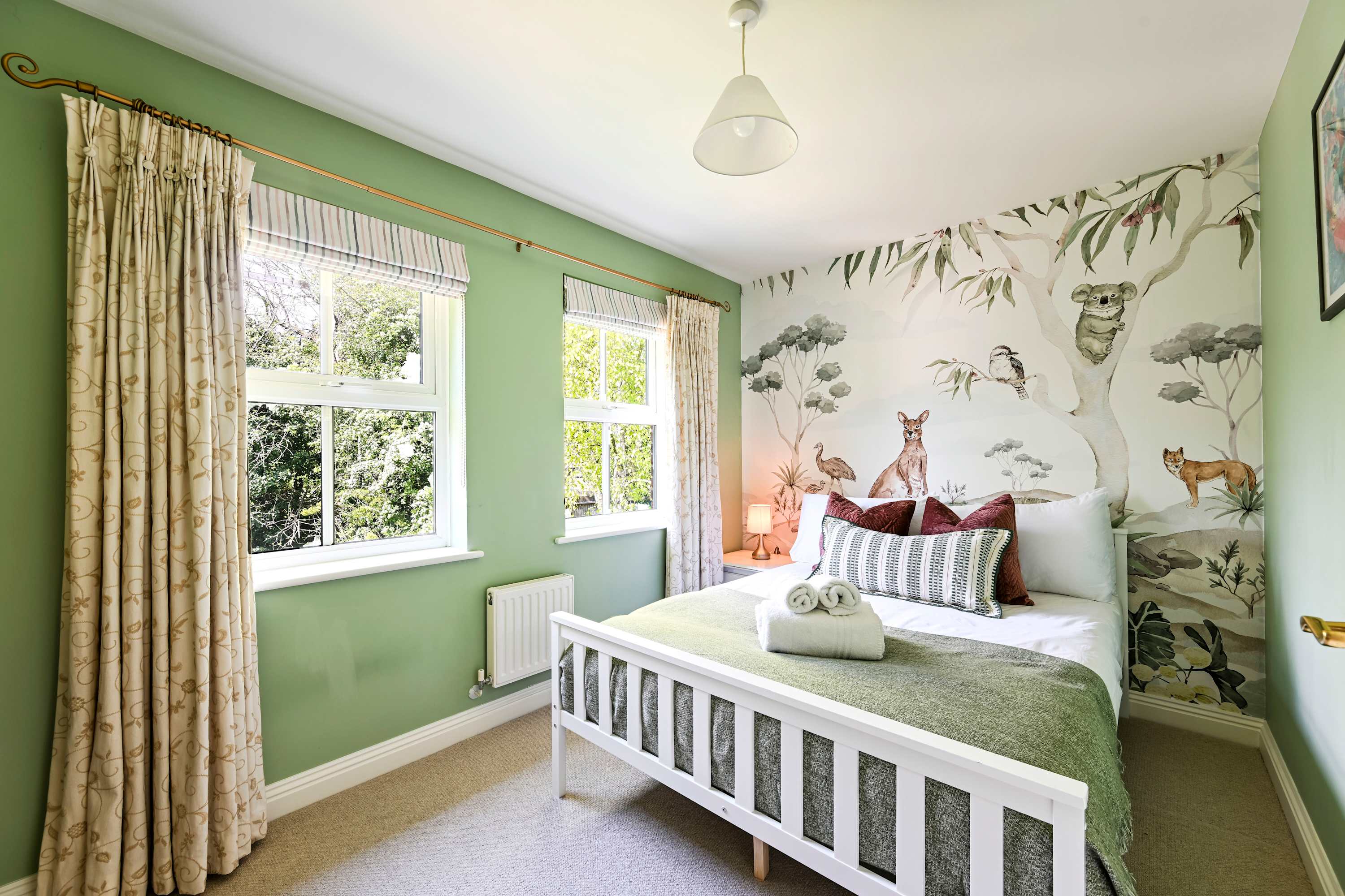 Big 5-Bed Home | Garden & 5 Min to Blenheim Palace in Broad Field Road 22 OX5 1UL - Property image 2 - VivreStays